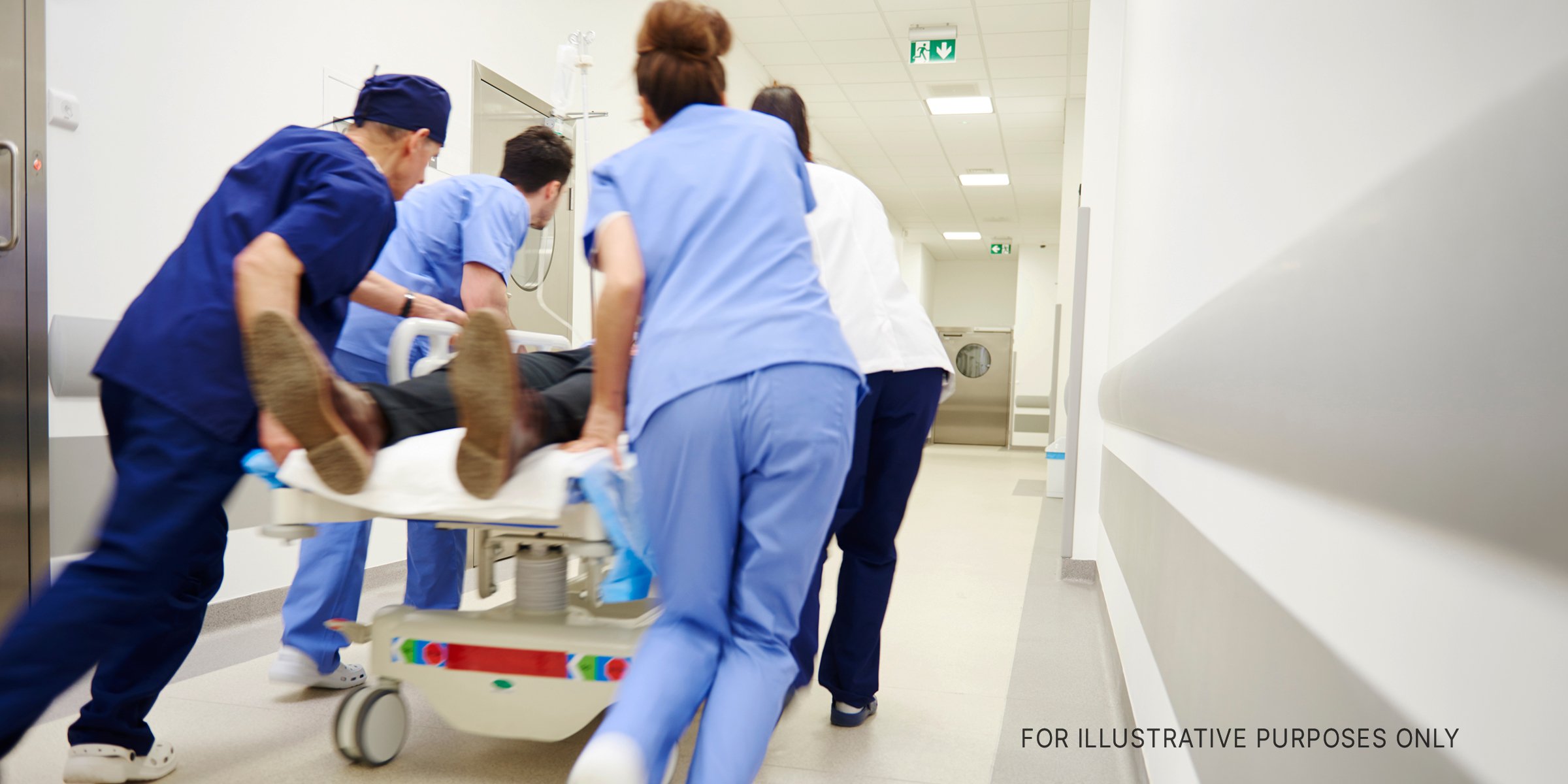 Paramedics rushing a patient on a stretcher | Source: Shutterstock