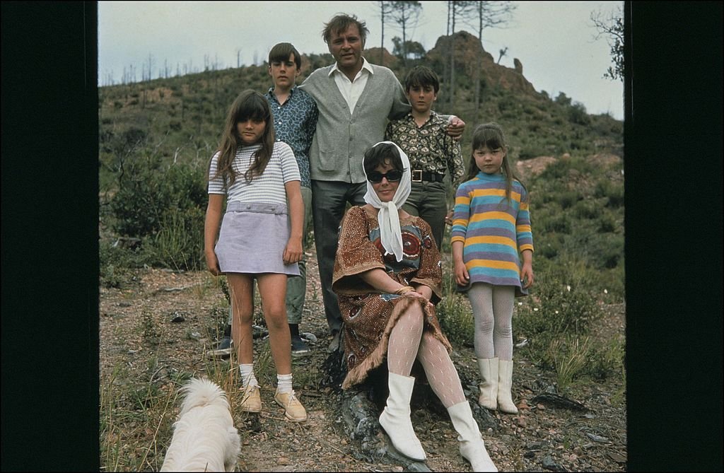 Elizabeth Taylor, Richard Burton, and their children, including Maria Burton Carson, in 1967 | Source: Getty Images 