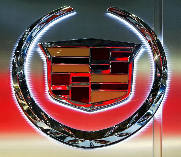 El logotipo corporativo de la compañía de automóviles Cadillac se ve el 4 de marzo de 2004 en el Salón Internacional del Automóvil de Ginebra, Suiza. | Fuente: Getty Images El logotipo corporativo de la compañía de automóviles Cadillac se ve el 4 de marzo de 2004 en el Salón Internacional del Automóvil de Ginebra, Suiza. | Fuente: Getty Images