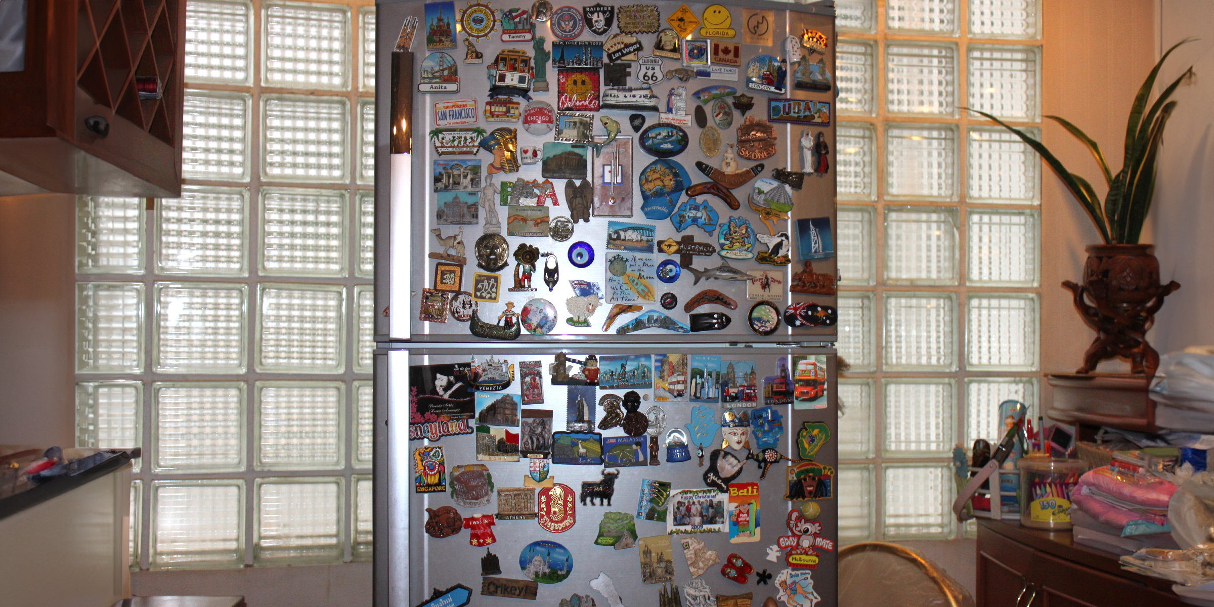 A fridge covered in magnets | Source: Flickr.com/nist6ss/CC BY-SA 2.0