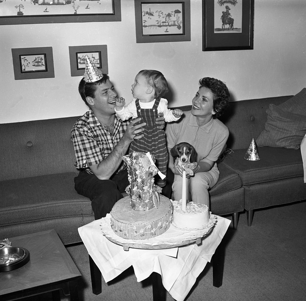 Jerry Lewis backstage at the RKO Palace Theater with his wife Patti Palmer and son Scott Anthony Lewis on Broadway on February 7, 1957 in New York | Photo: Getty Images