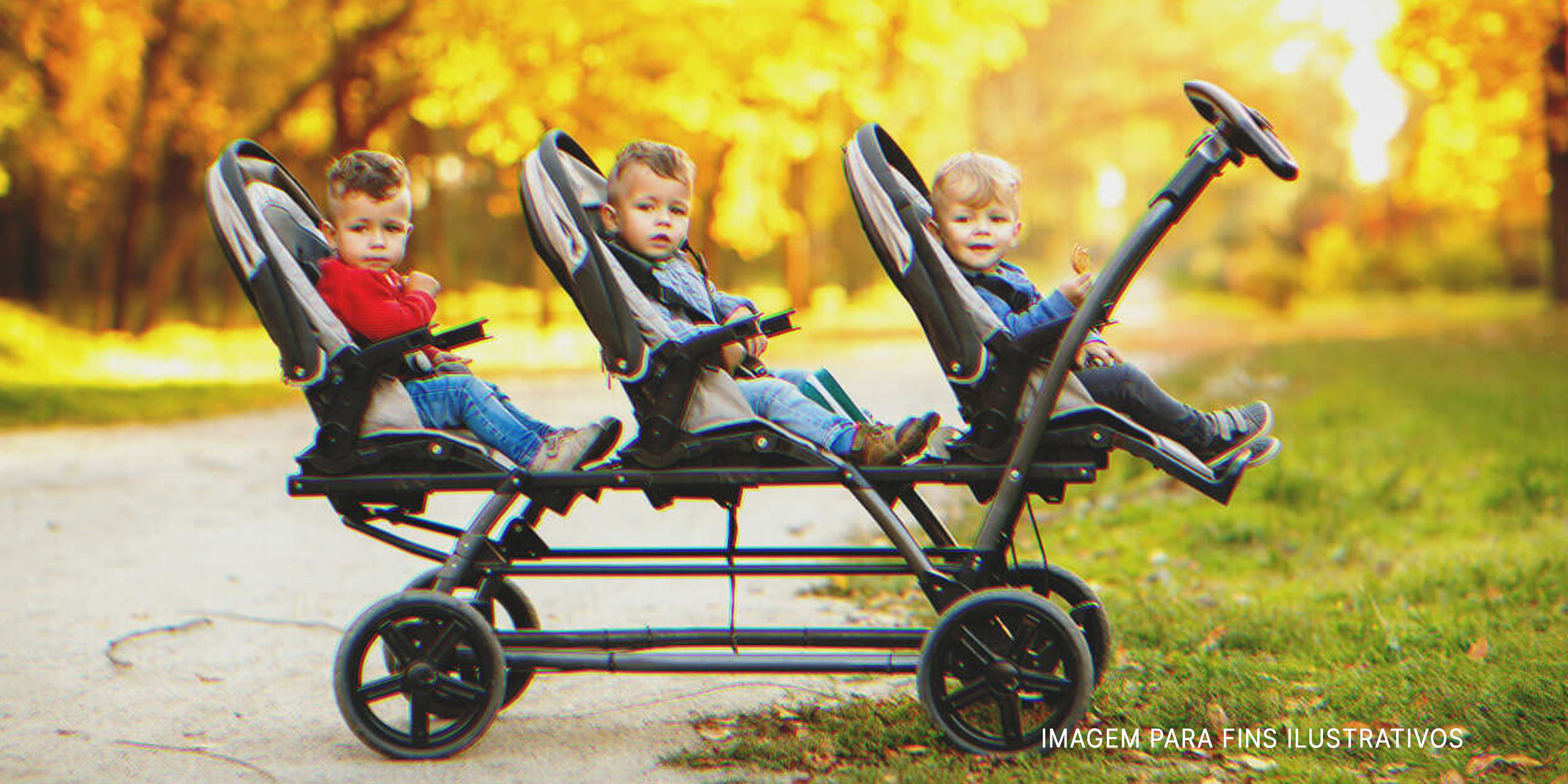 Trigêmeos em um carrinho de bebê | Foto: Shutterstock