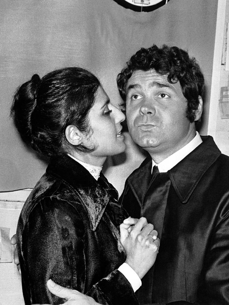 Pierre Perret est félicité par sa femme Simone Mazaltarim (qu'il a rebaptisé Rebecca) dans les coulisses de l'Olympia le 25 octobre 1968, à Paris, France. | Photo : Getty Images