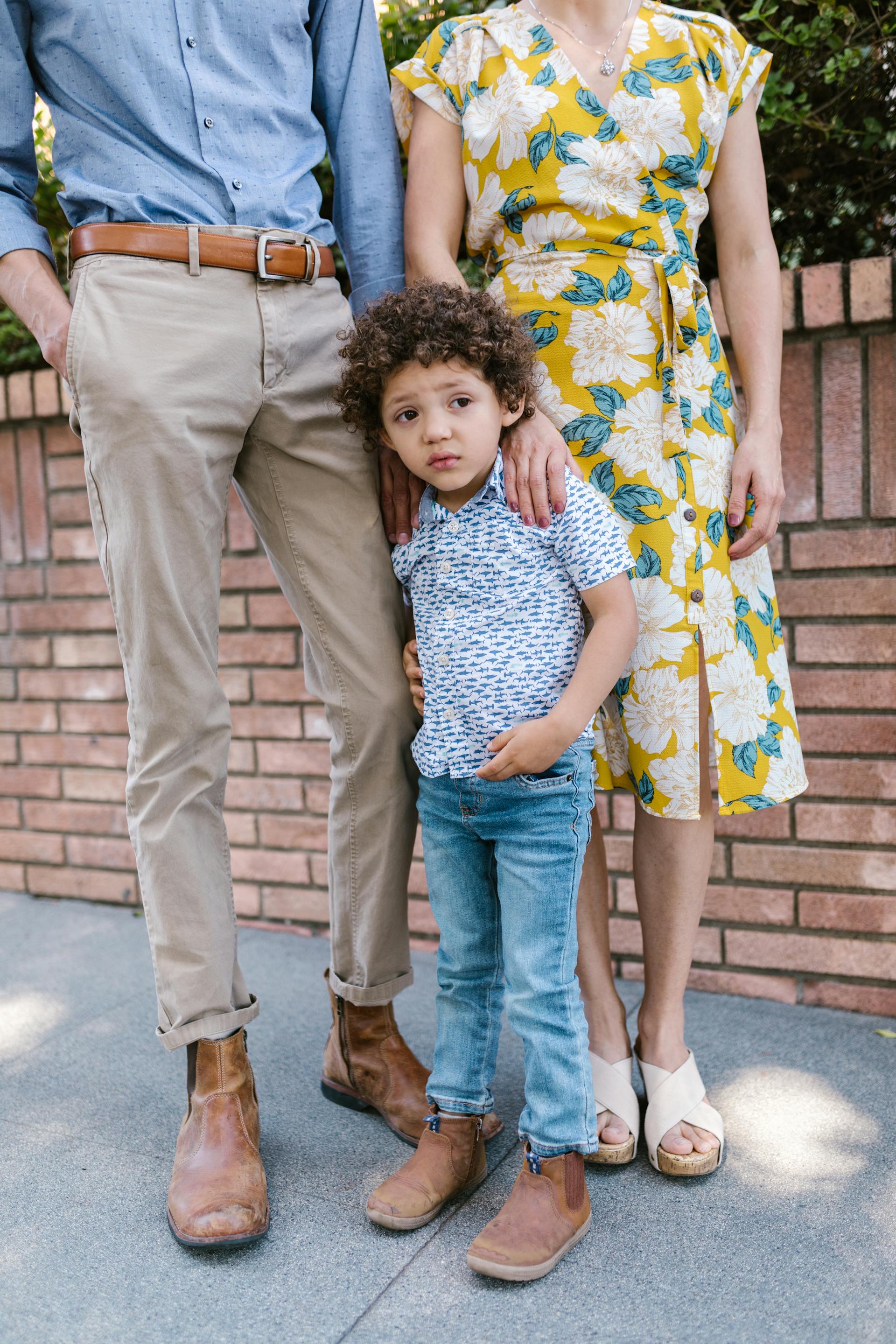 A couple with a young boy | Source: Pexels