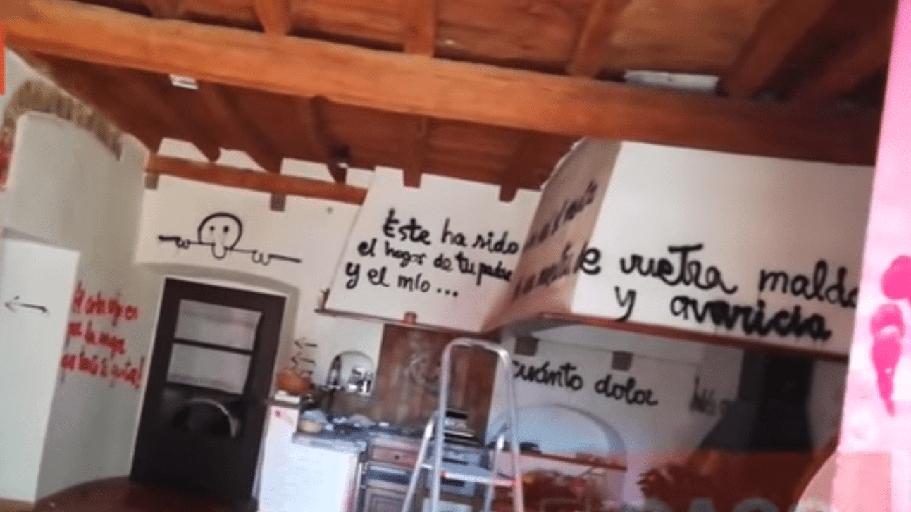 Paredes de la casa con mensajes para la familia. Fuente: YouTube / El Caso Paredes de la casa con mensajes para la familia. Fuente: YouTube / El Caso