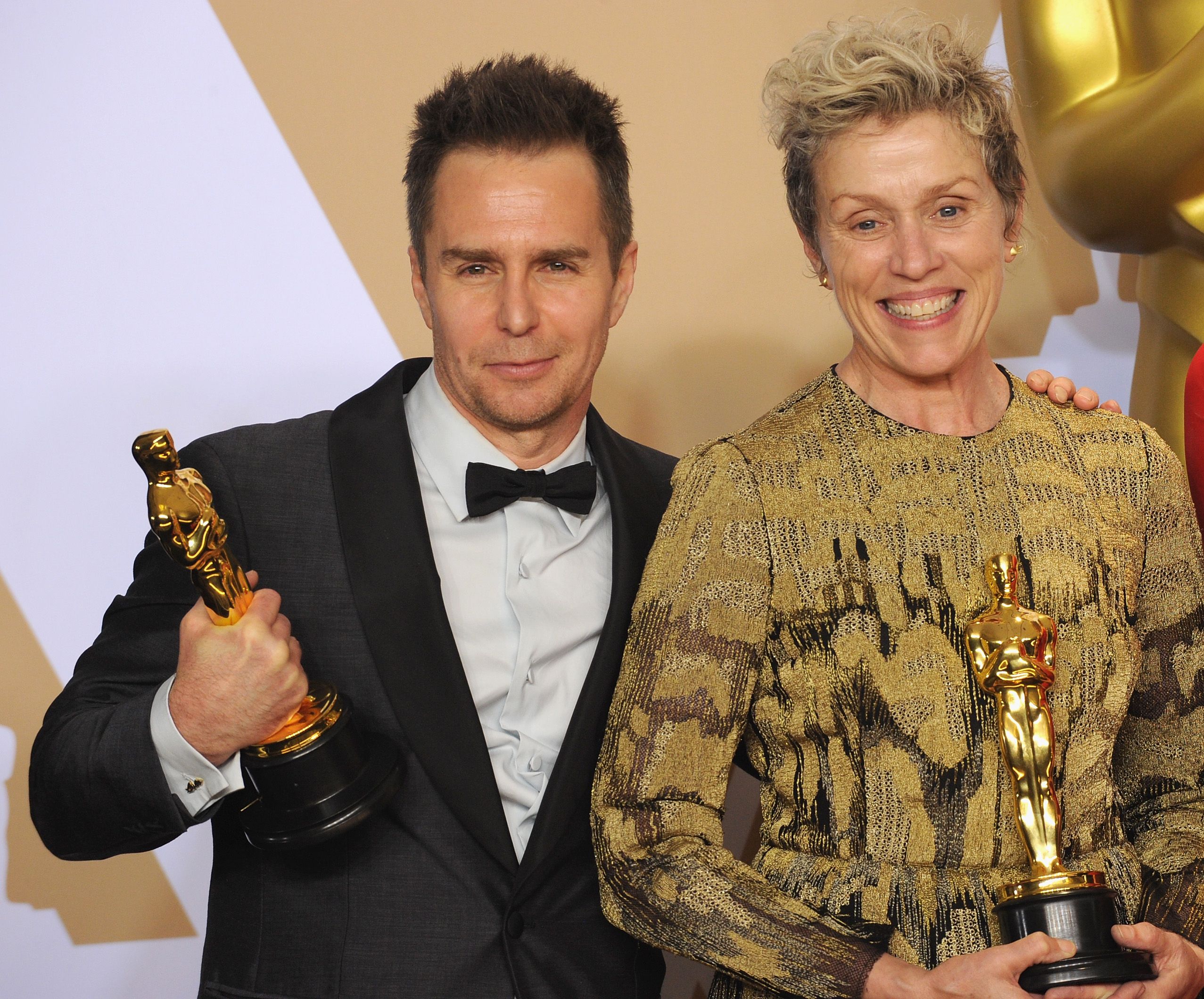 L'acteur Sam Rockwell, et l'actrice Frances McDormand, posent dans la salle de presse de la 90e cérémonie annuelle des Academy Awards, le 4 mars 2018 à Hollywood, en Californie. | Photo : Getty Images L'acteur Sam Rockwell, et l'actrice Frances McDormand, posent dans la salle de presse de la 90e cérémonie annuelle des Academy Awards, le 4 mars 2018 à Hollywood, en Californie. | Photo : Getty Images