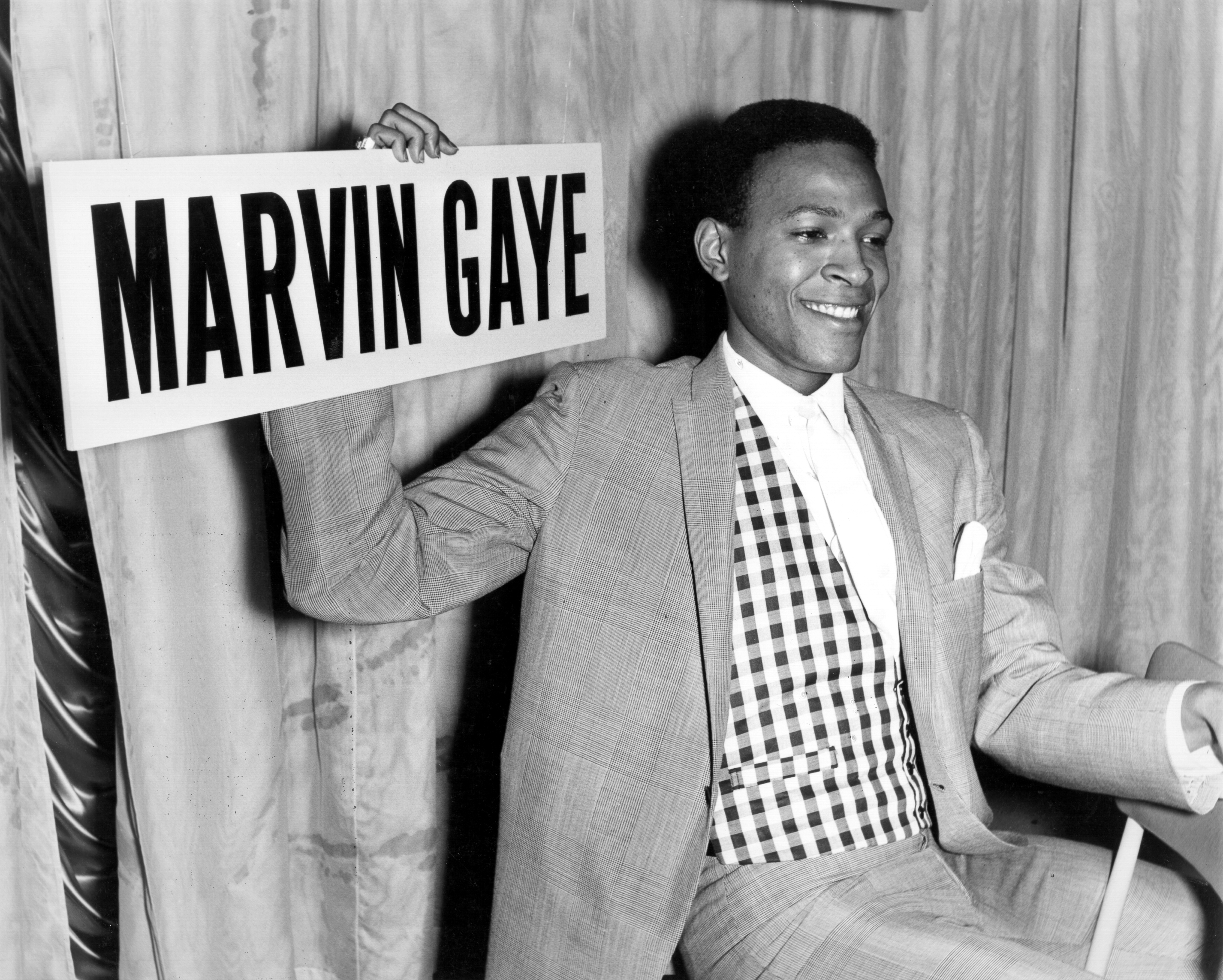Marvin Gaye holds court at a press conference at Heathrow Airport circa 1964 as he arrives in London, England. | Source: Getty Images