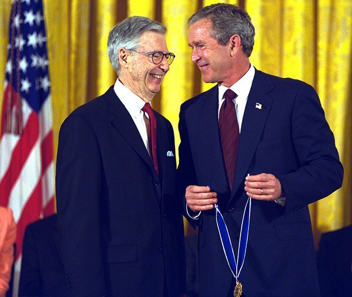 President George W. Bush presents the Presidential Medal of Freedom Award to Fred Rogers. | Source: Wikimedia Commons