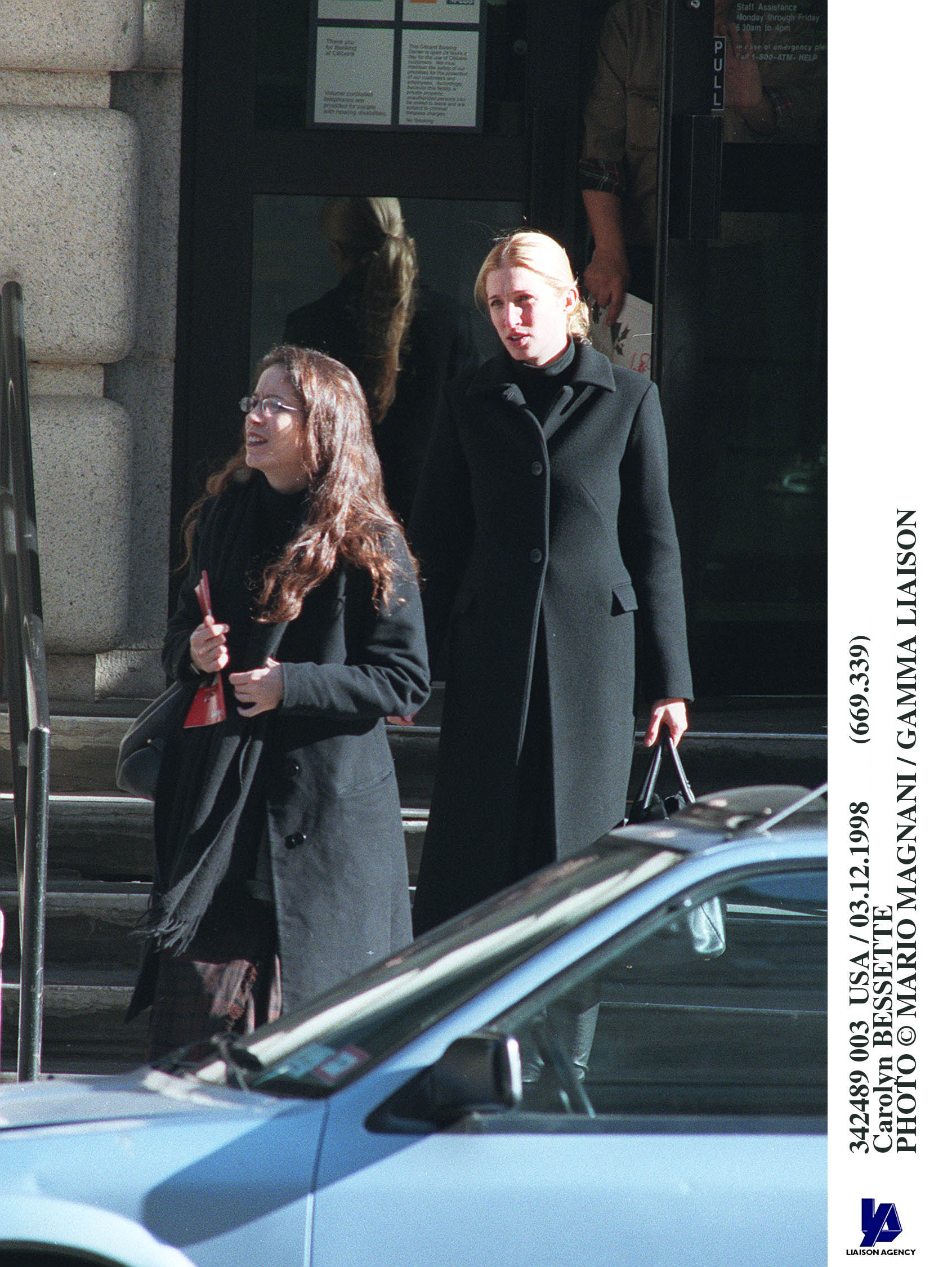 Carolyn Bessette with a sister on December 3, 1998. | Source: Getty Images