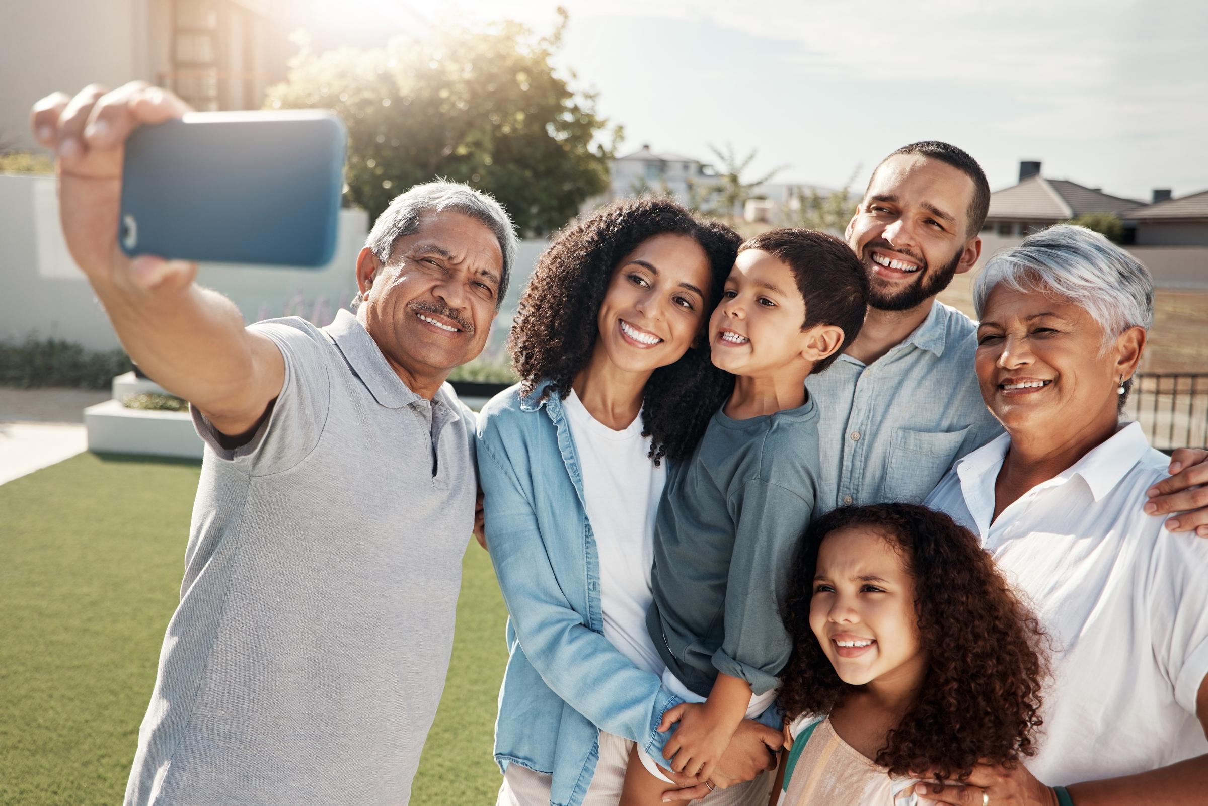 A family taking a selfie | Source: Shutterstock