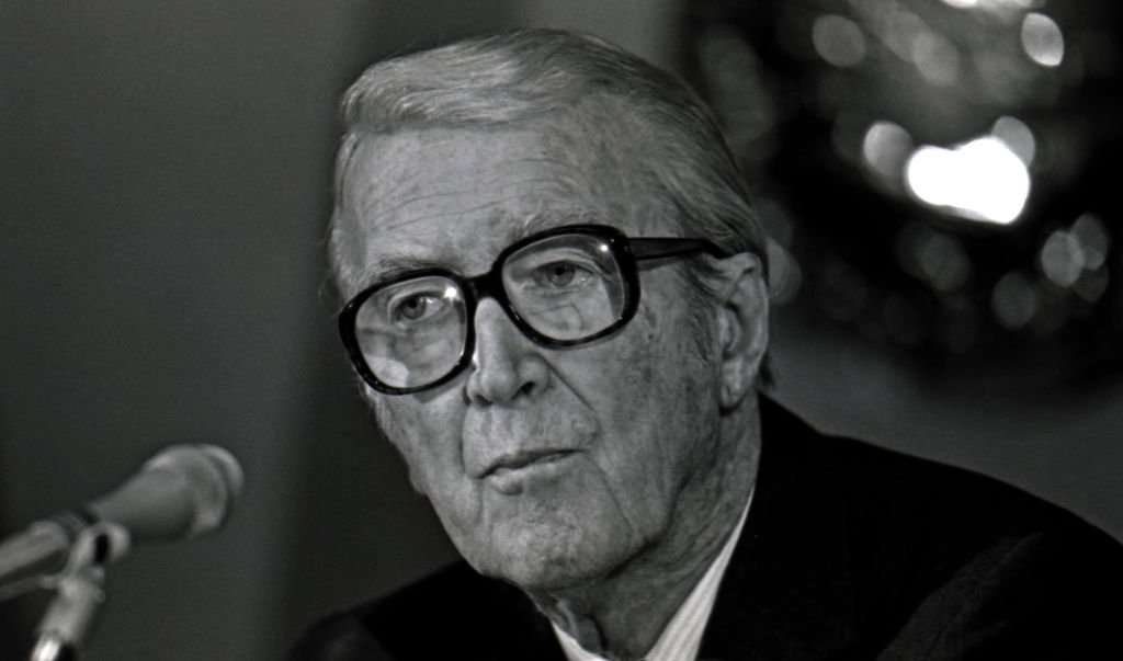 James Stewart speaking at National Press Club during the Directors Guild of America news conference about the colorization of black and white movies, Washington DC, March 15, 1988. | Photo: Getty Images