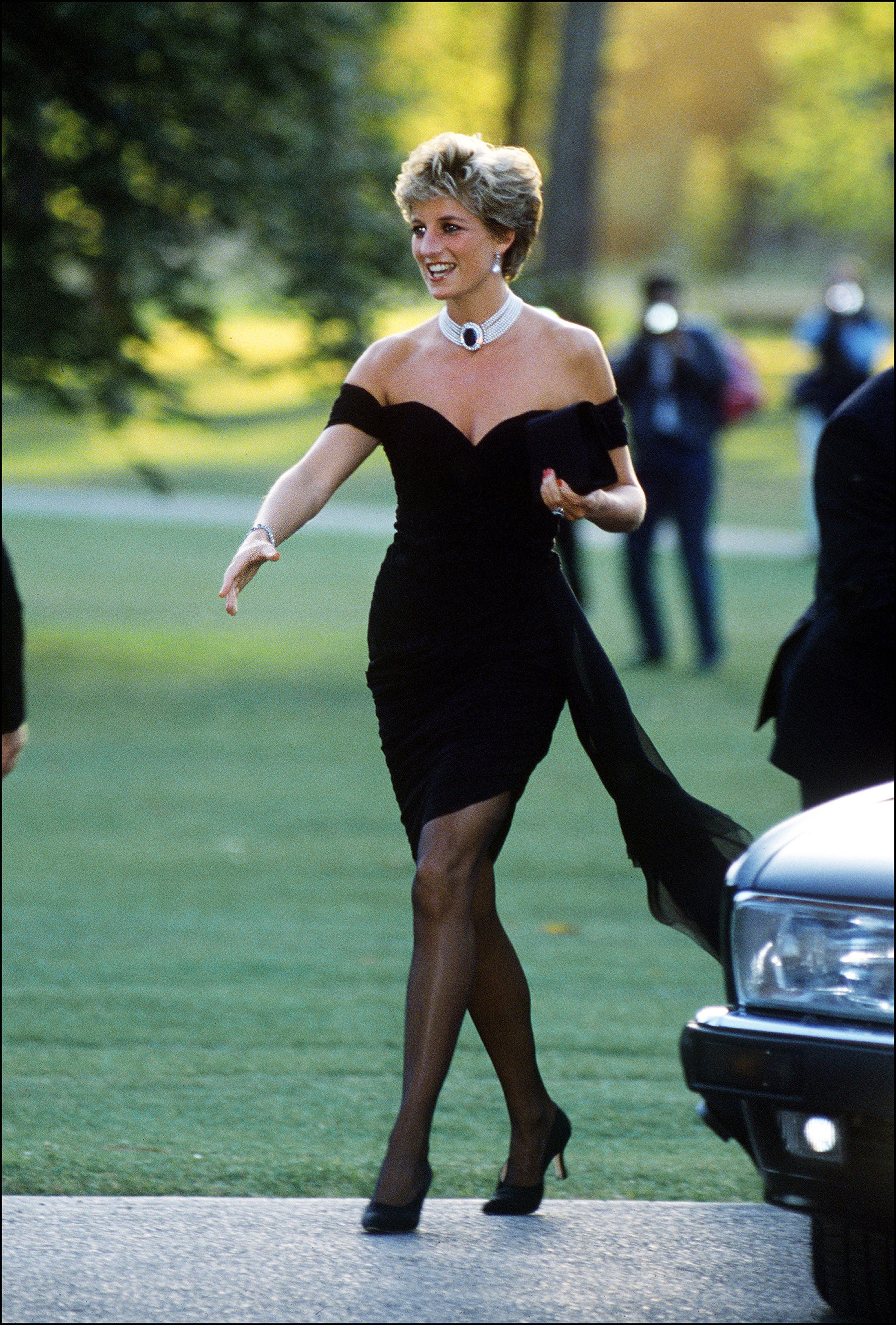 La princesa Diana llegando a la Serpentine Gallery en junio de 1994, con un vestido de Christina Stambolian en Londres. | Foto: Getty Images