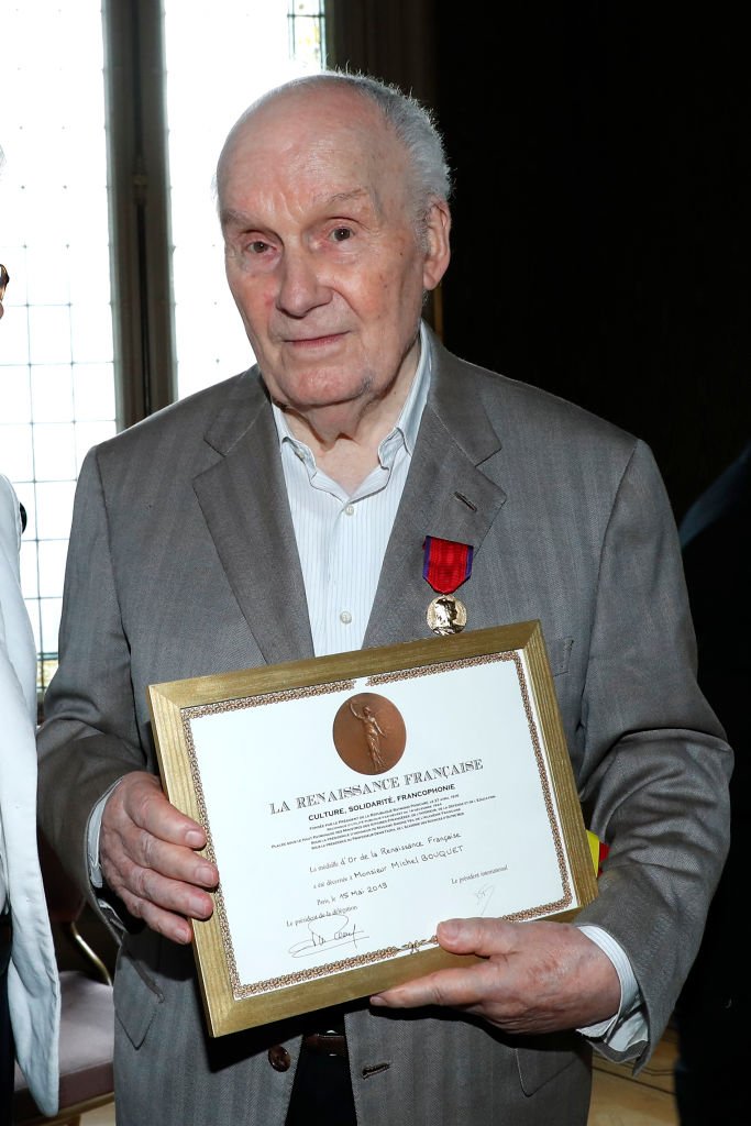 Michel Bouquet reçoit la Médaille d'or de la Renaissance française lors des "Jeudis parisiens de la Renaissance française". Tenue à la "Fédération nationale André Maginot" le 27 juin 2019 à Paris, France. | Photo : Getty Images.