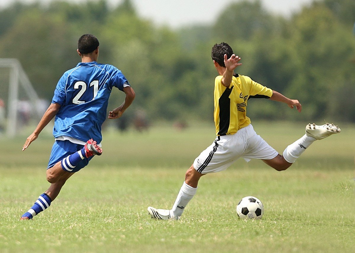 Jóvenes jugando fútbol. | Imagen: PxHere