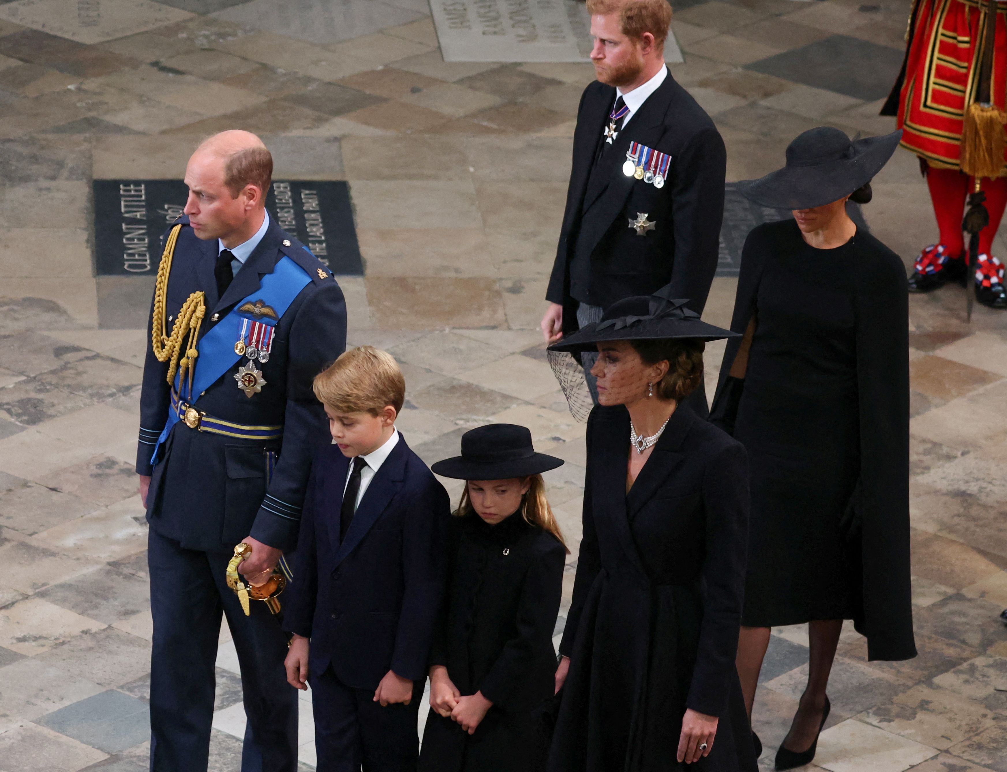 El príncipe William, el príncipe George, la princesa Charlotte, la princesa Kate, el príncipe Harry y la duquesa Meghan en el funeral de estado y entierro de la reina Elizabeth II en la Abadía de Westminster en Londres, Gran Bretaña, el 19 de septiembre de 2022 | Foto: Getty Images