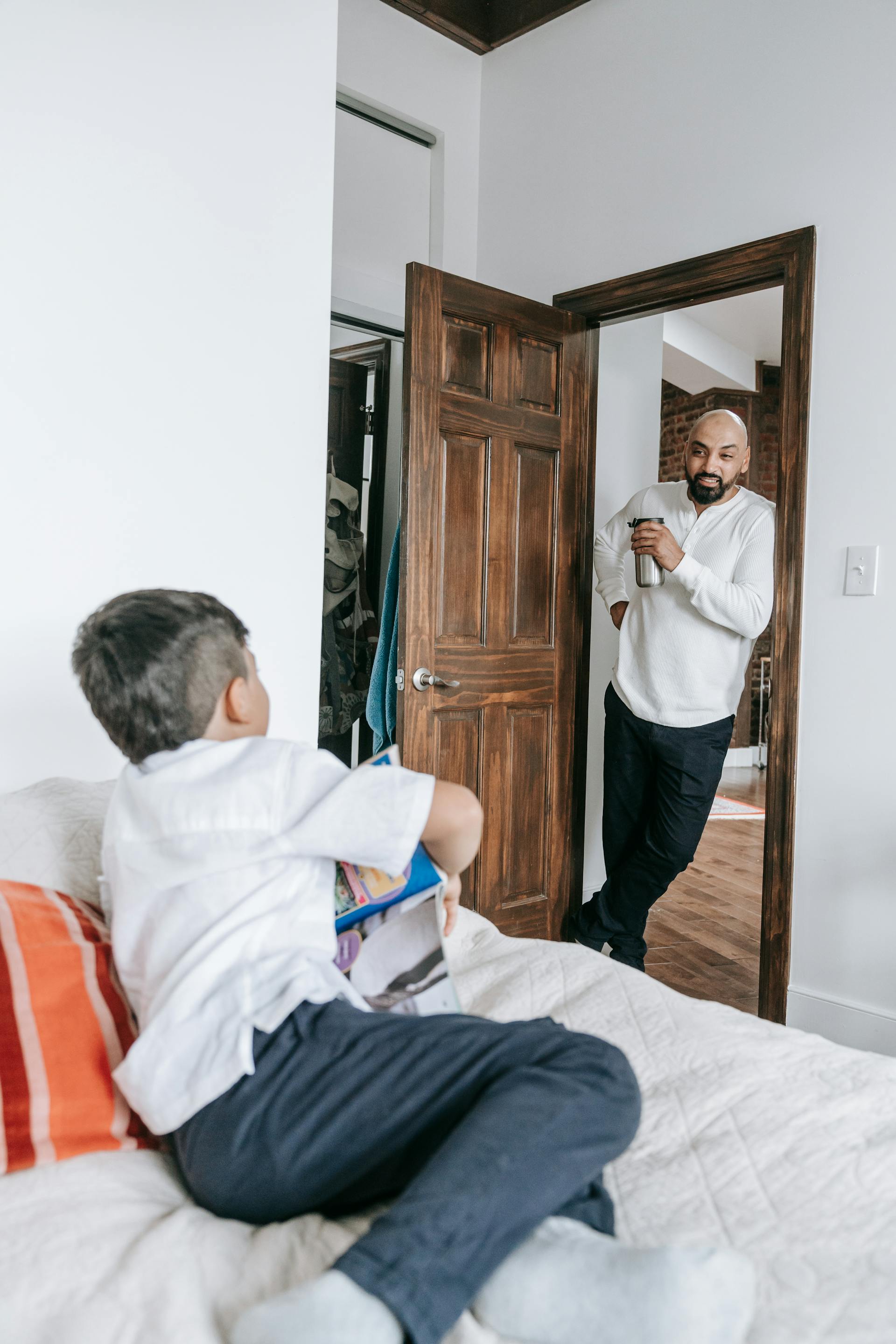 A father talking to his little son at home | Source: Pexels