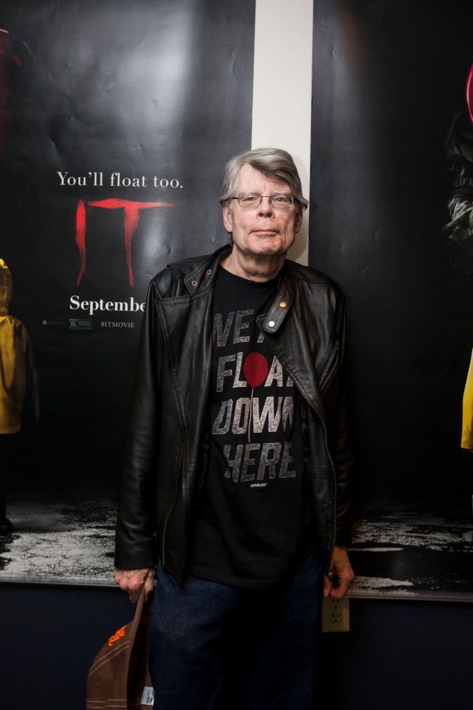 Stephen King devant une affiche du film "Ça". l Source : Getty Images Stephen King devant une affiche du film "Ça". l Source : Getty Images