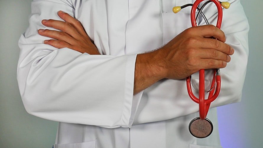 Un médecin tenant un stéthoscope. | Photo : Pixabay