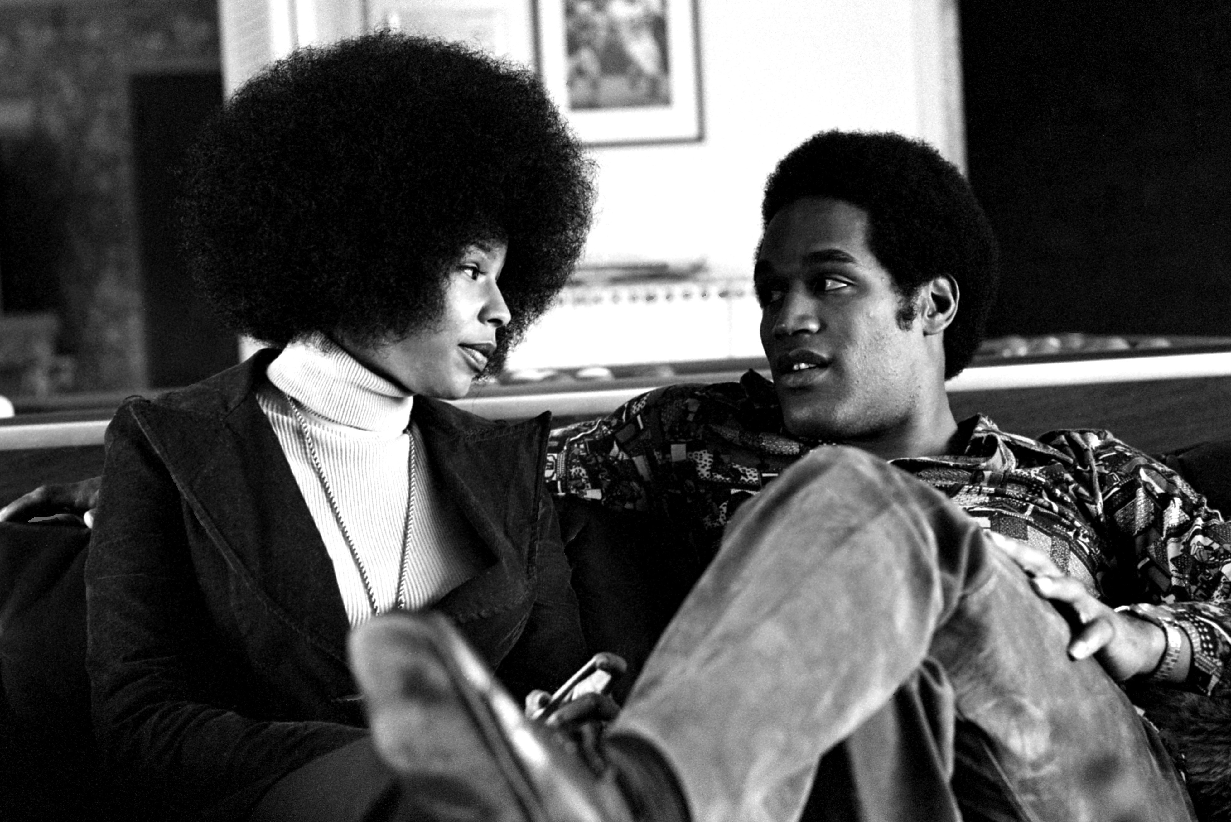 O.J. Simspson and Marguerite Whitley at home on January 8, 1973, in Los Angeles, California. | Source: Getty Images