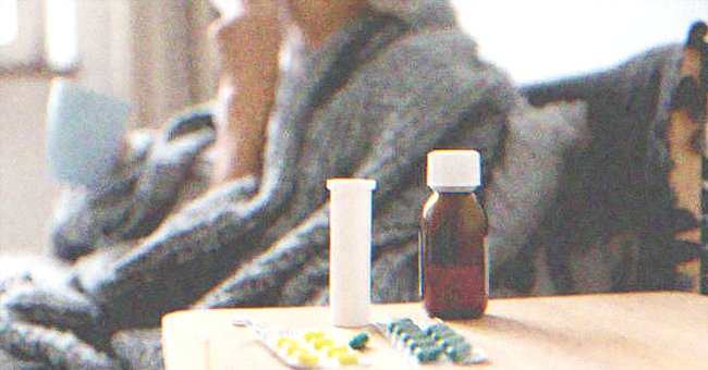 Remedios en primer plano con persona en bata detrás. | Foto: Shutterstock