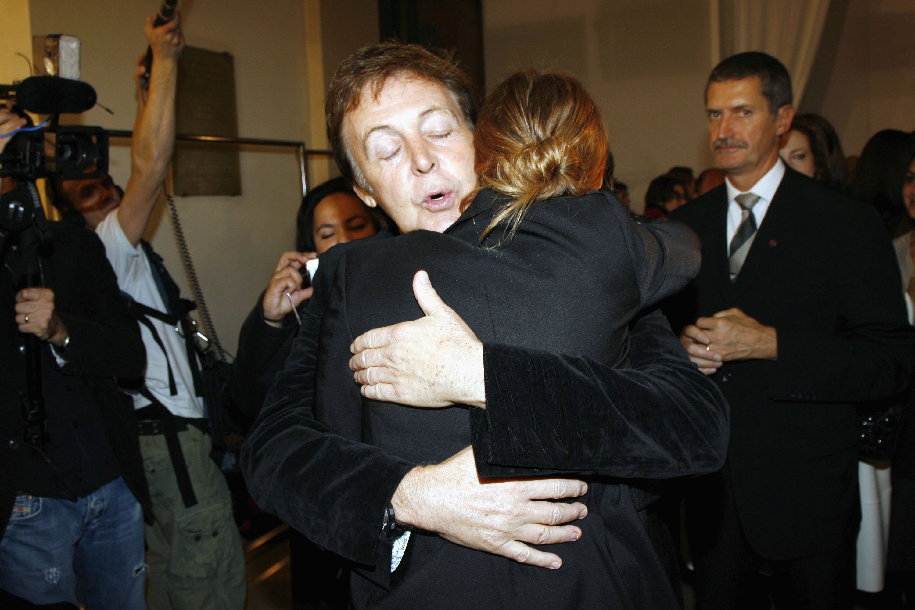 Paul McCartney serre sa fille Stella McCartney dans ses bras lors du défilé de mode Stella Mc Cartney, dans le cadre de la semaine de la mode printemps/été 2007 à Paris, le 5 octobre 2006 à Paris, France. | Source : Getty Images