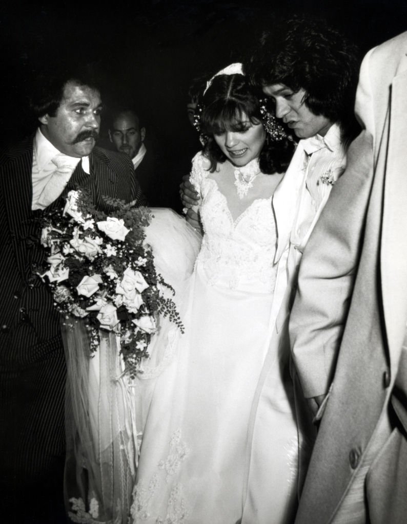 Valerie Bertinelli and Eddie Van Halen on their wedding day. Valerie's father on the far left. | Source: Getty Images