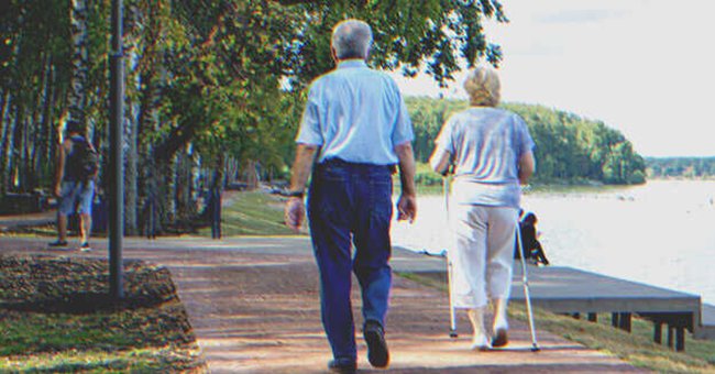 Una pareja mayor camina por la calle. | Foto: Shutterstock