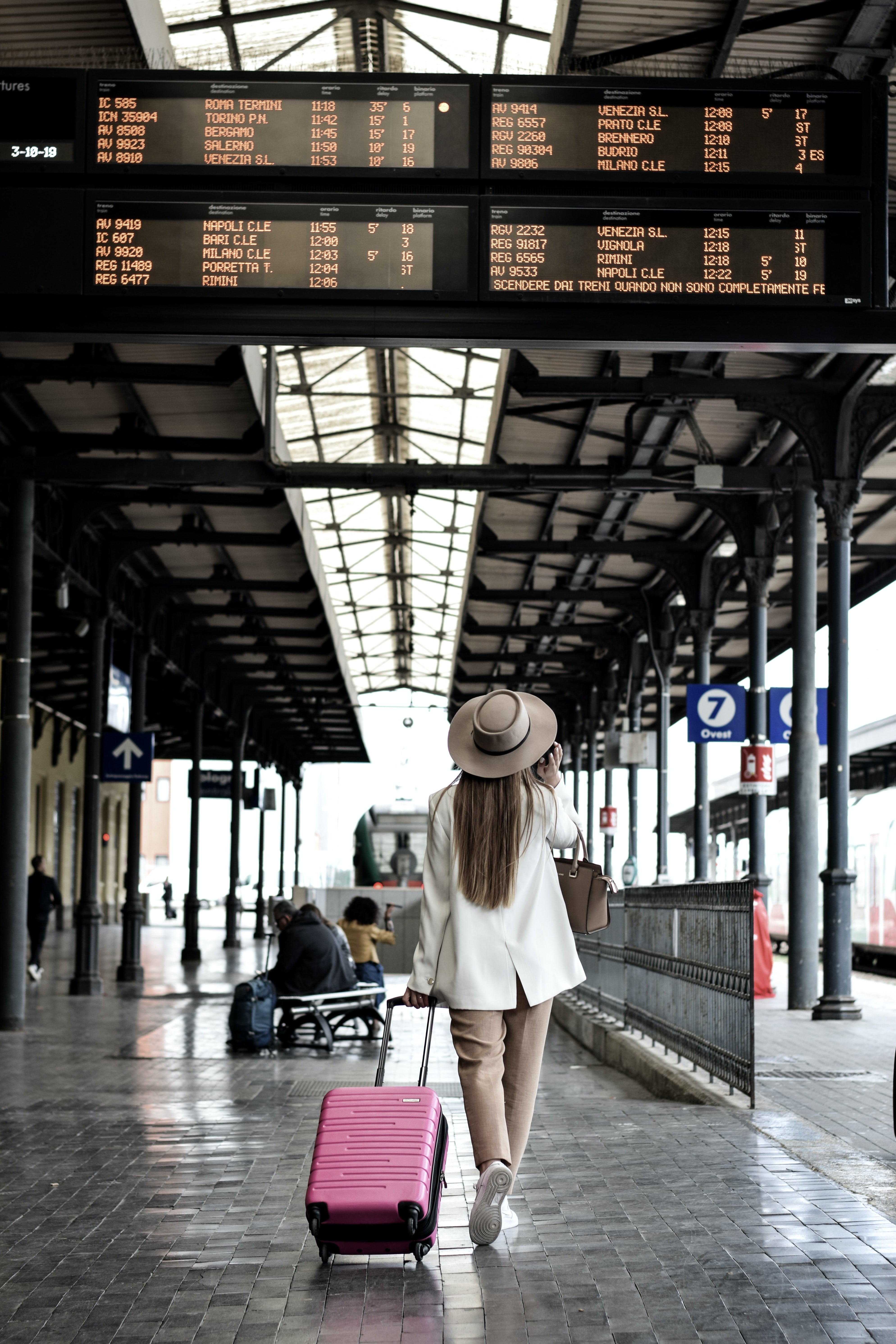 Mujer caminando en un aeropuerto. | Foto: Unsplash