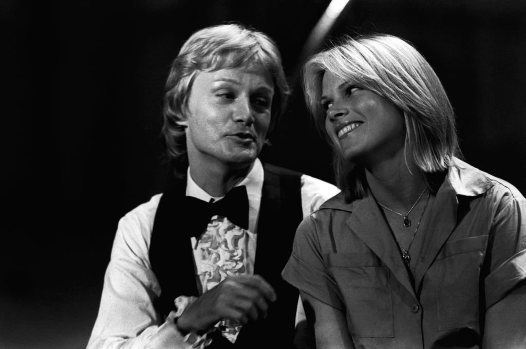 : Claude François et sa fiancée Kathalyn, le 2 juin 1977, Paris, France. | Photo : Getty Images