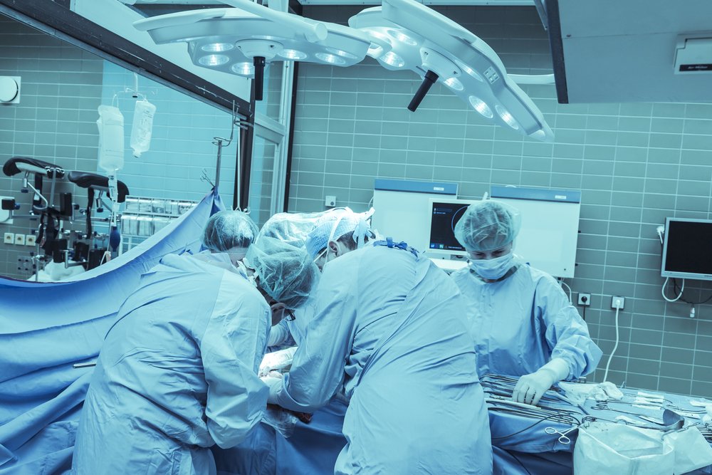 A photo of a surgical team performing a transplant. | Photo: Shutterstock
