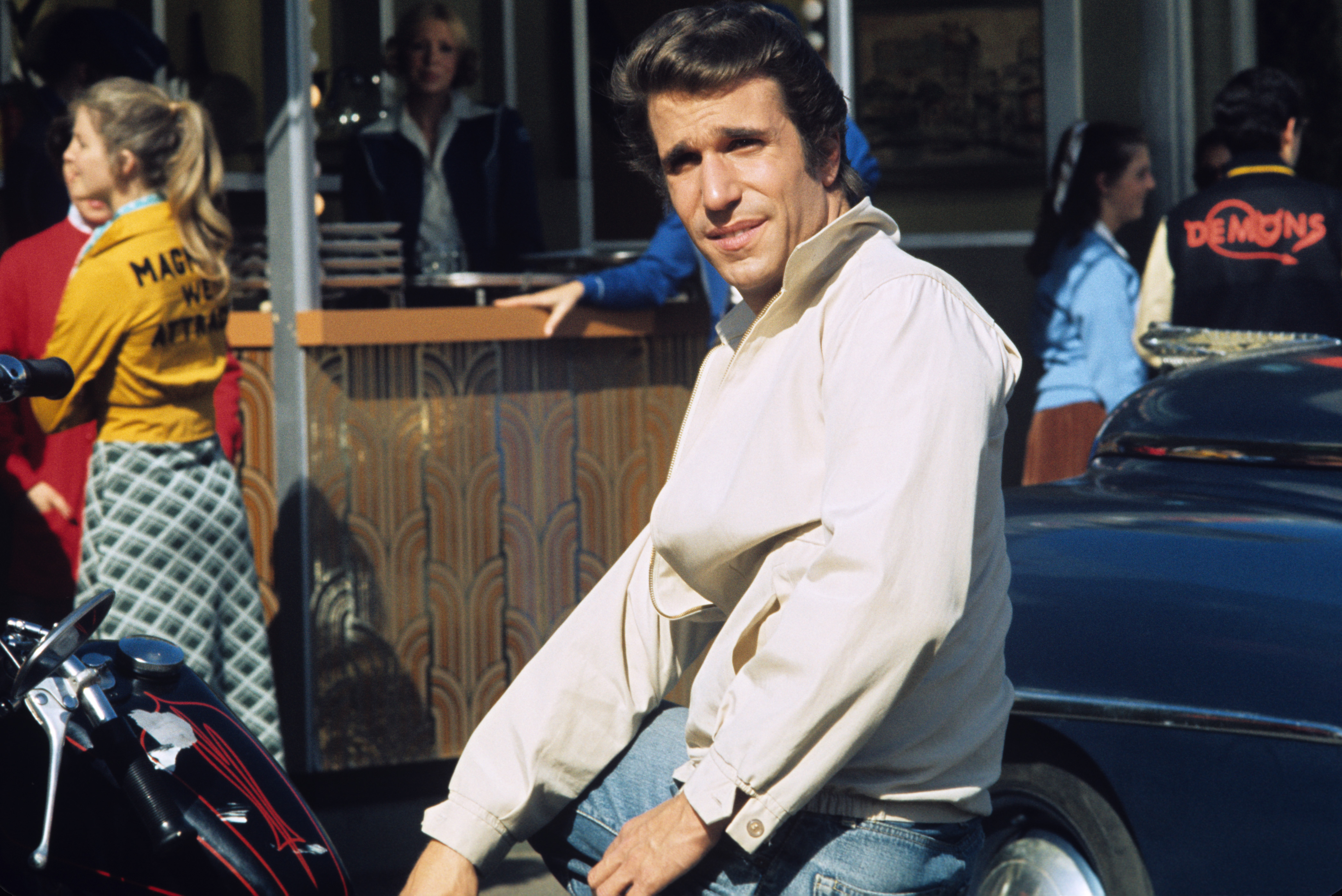 Henry Winkler on the set of "Happy Days," 1974 | Source: Getty Images