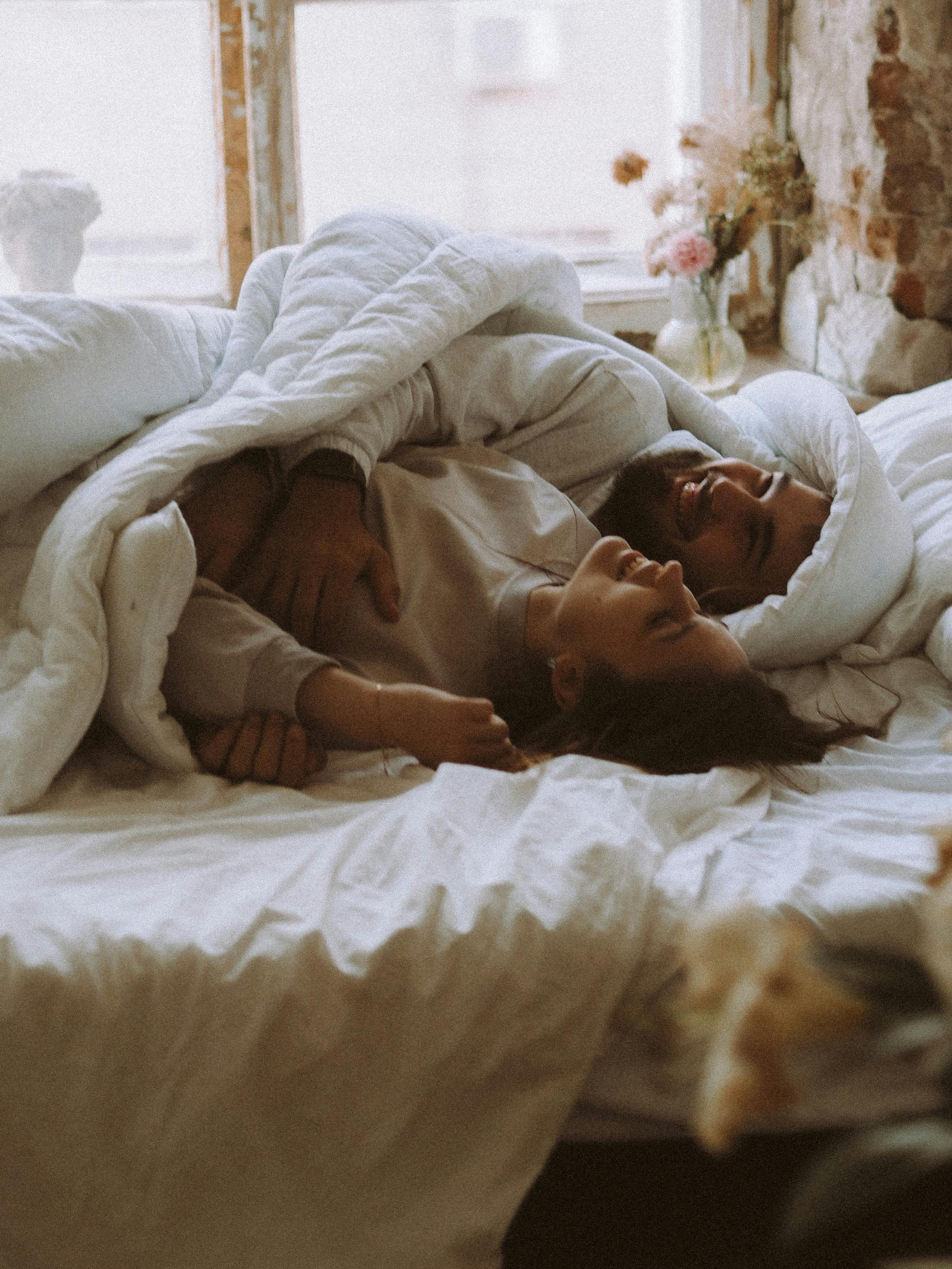 A couple lying in bed | Source: Pexels