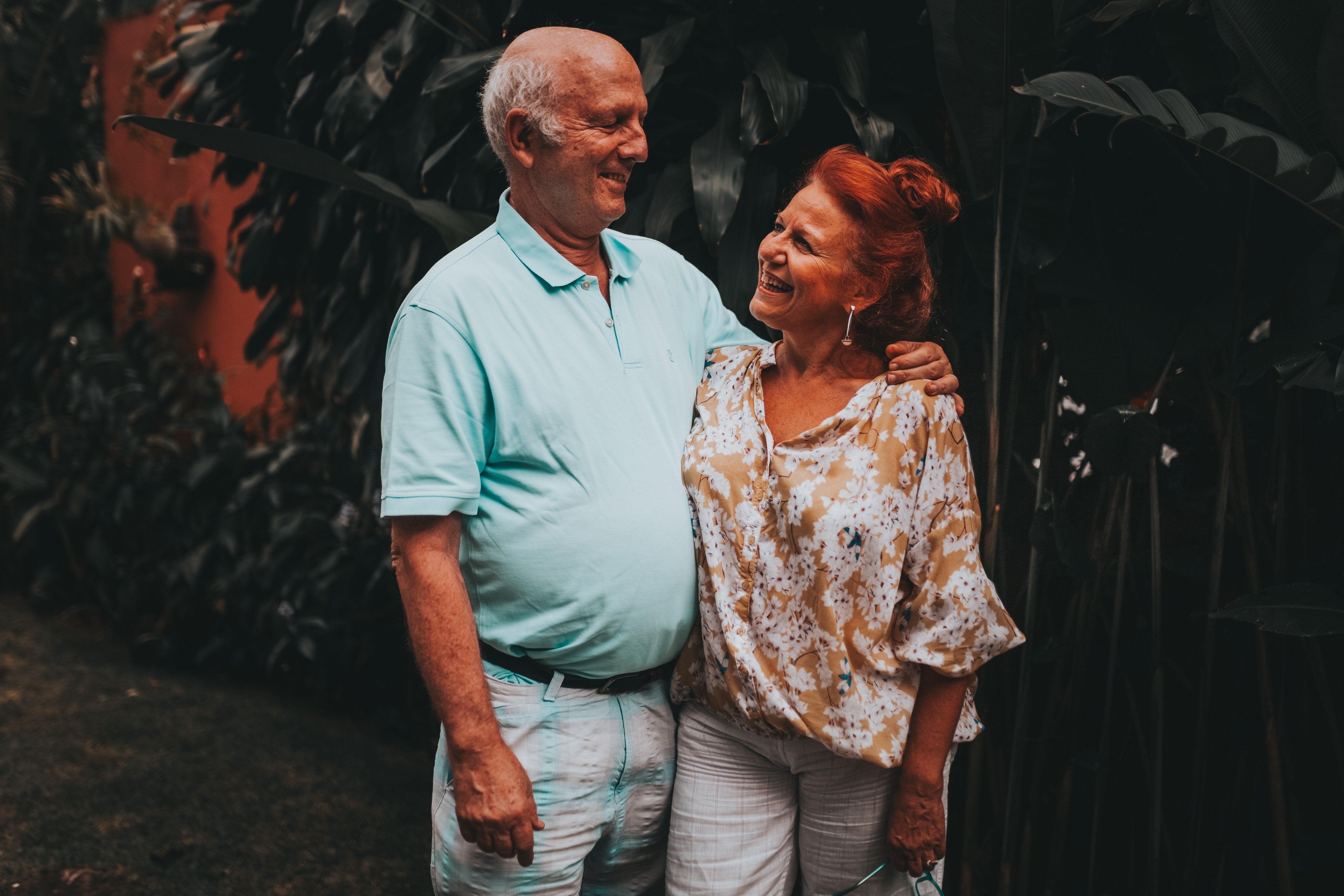 A pair of old man and woman looking each other affectionately. | Source: Pexels