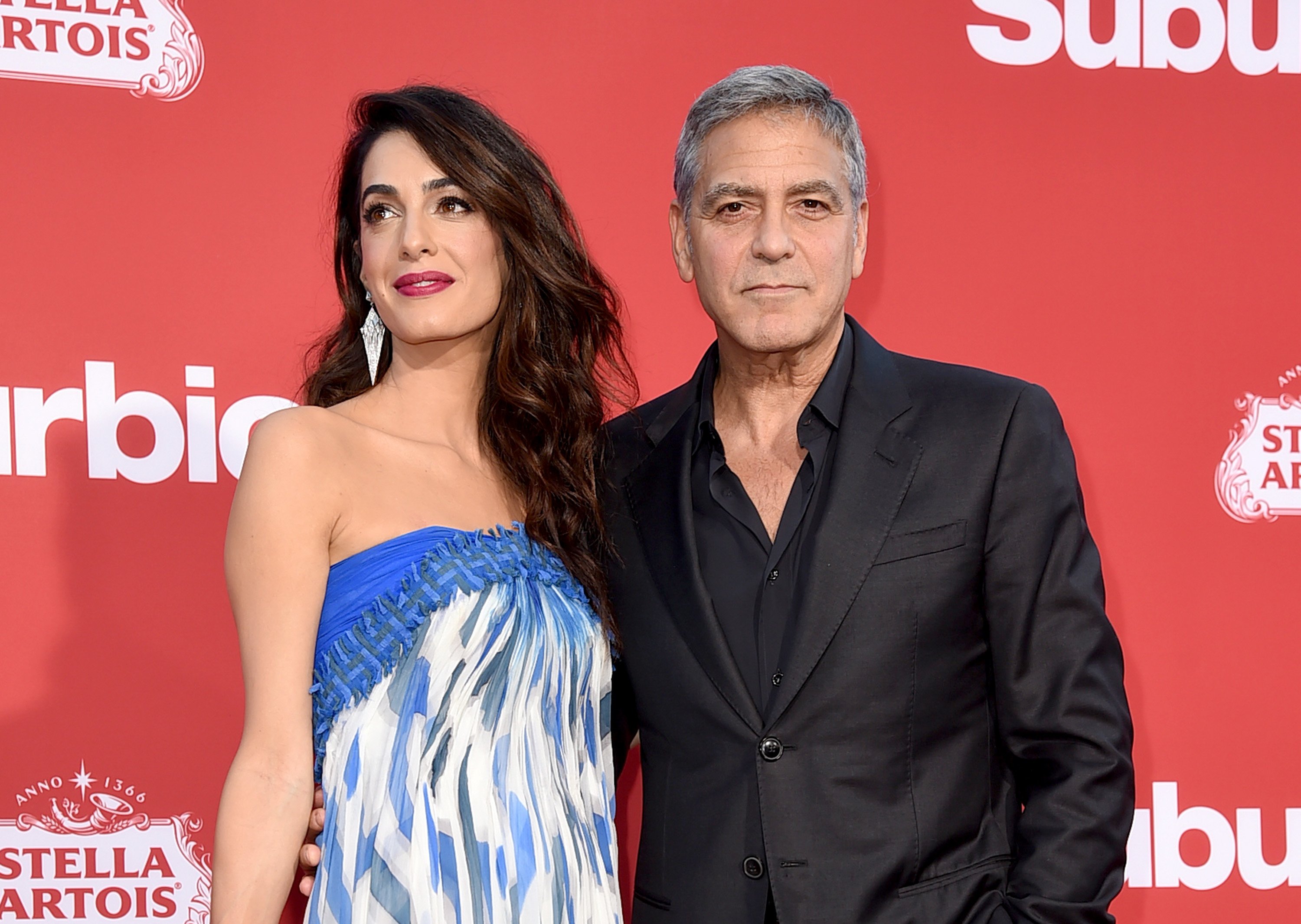 George Clooney y su esposa Amal Clooney en el estreno de la película de Paramount Pictures "Suburbicon", en el cine de Village Theatre, el 22 de octubre de 2017 en Los Ángeles, California || Fuente: Getty Images George Clooney y su esposa Amal Clooney en el estreno de la película de Paramount Pictures "Suburbicon", en el cine de Village Theatre, el 22 de octubre de 2017 en Los Ángeles, California || Fuente: Getty Images
