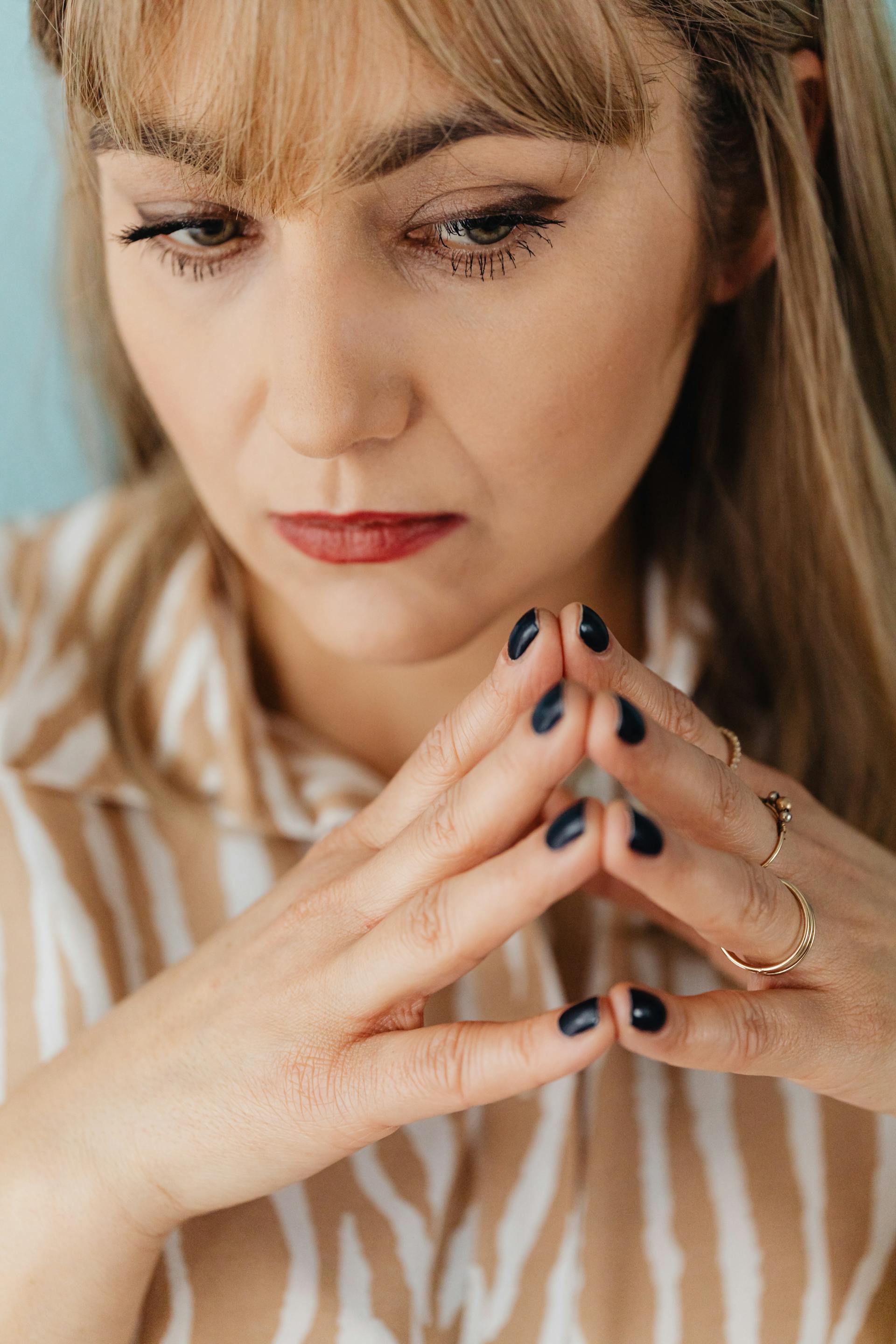 A woman concerned | Source: Pexels