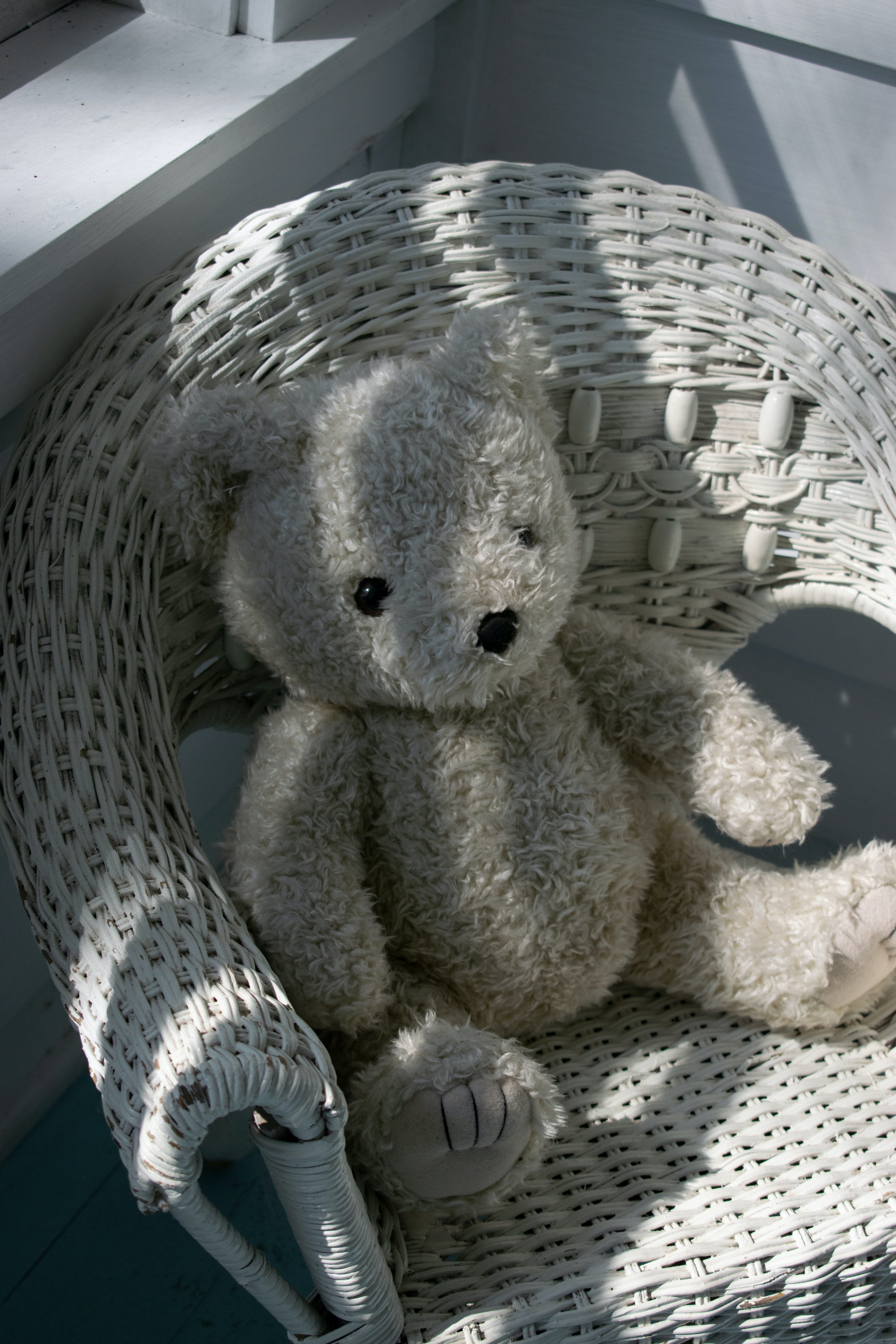 Lacey put a nanny cam hidden in a teddy bear in Chris' room. | Source: Unsplash