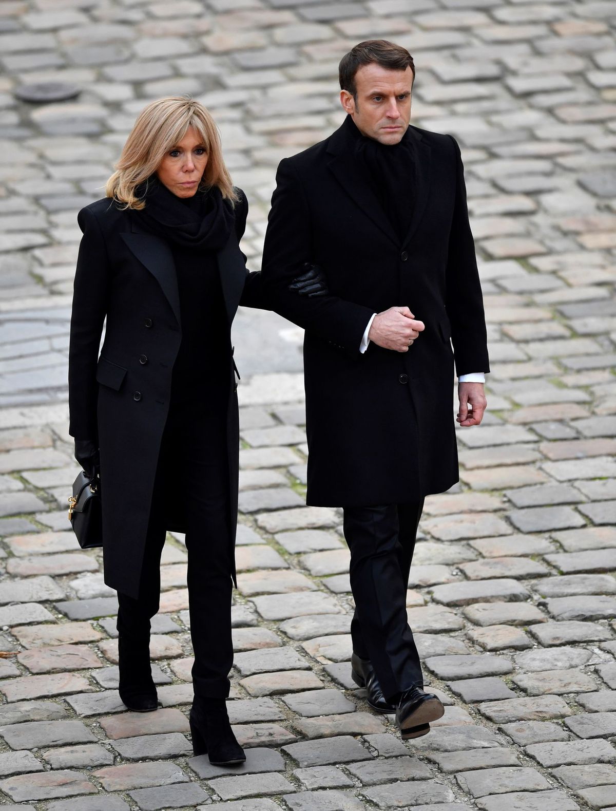 Emmanuel Macron et son épouse Brigitte Macron partent après avoir assisté à la cérémonie d'hommage national aux 13 soldats français morts dans une collision d'hélicoptère au Mali au monument des Invalides à Paris, France 2 décembre 2019. | Photo : Getty Images