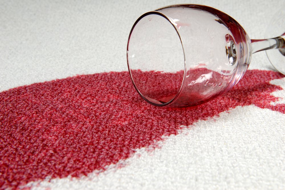 A glass of red carpet falls to carpet | Photo: Shutterstock