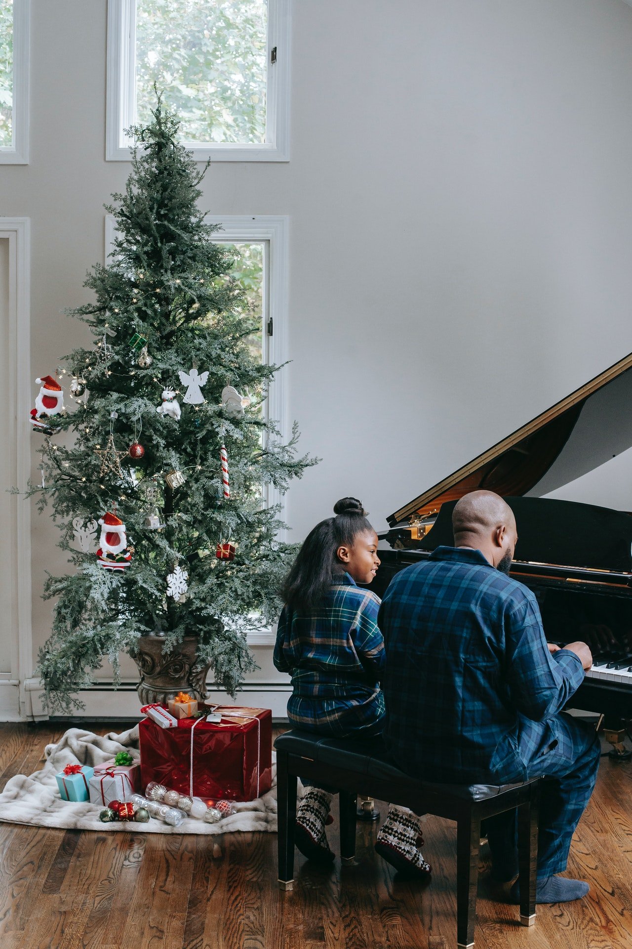 Photo of a man and woman playing a piano | Photo: Pexels