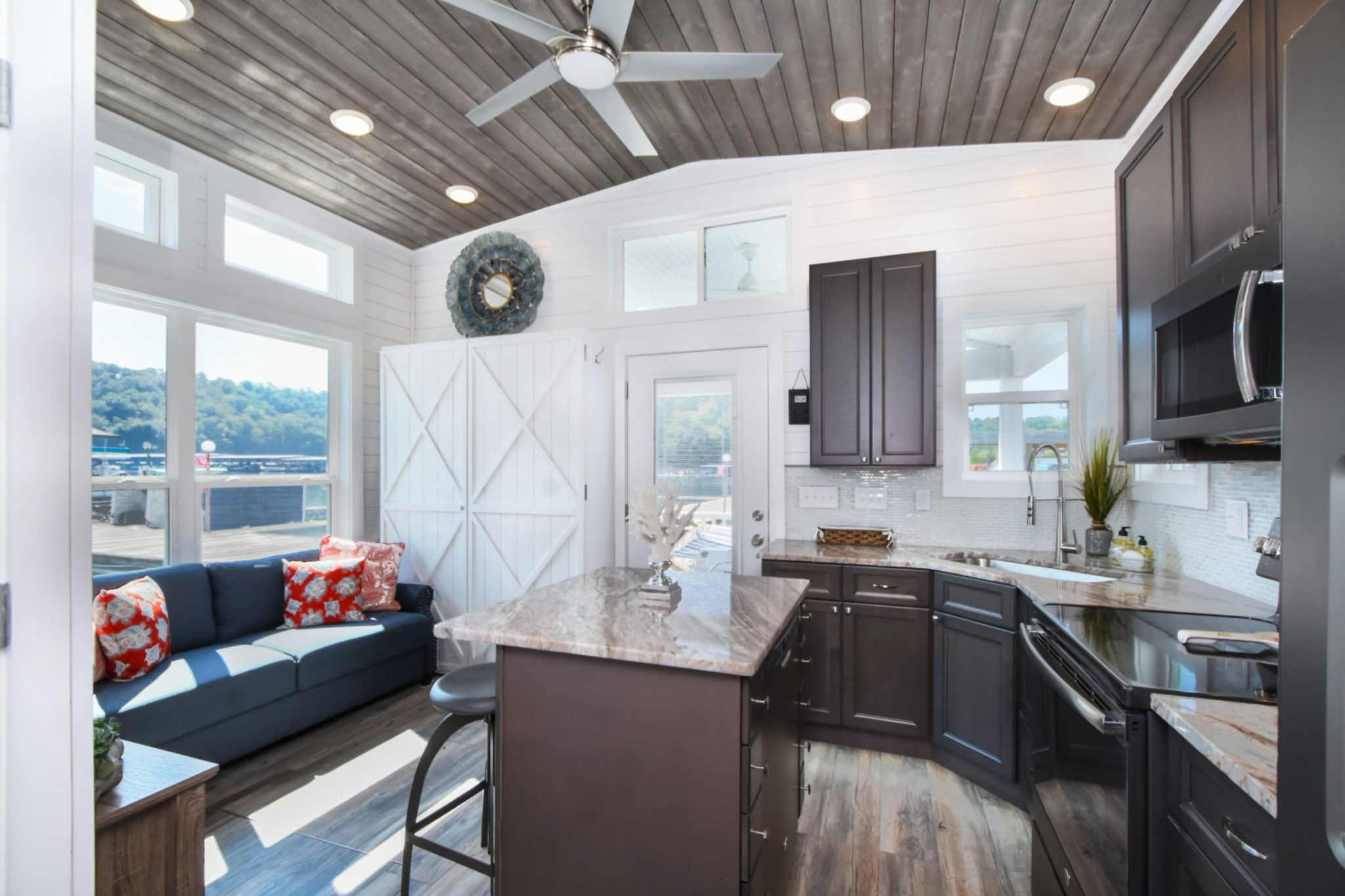 The kitchen is equiped with all the necessary amenities.  | Photo: Harbor Cottage House Boats.