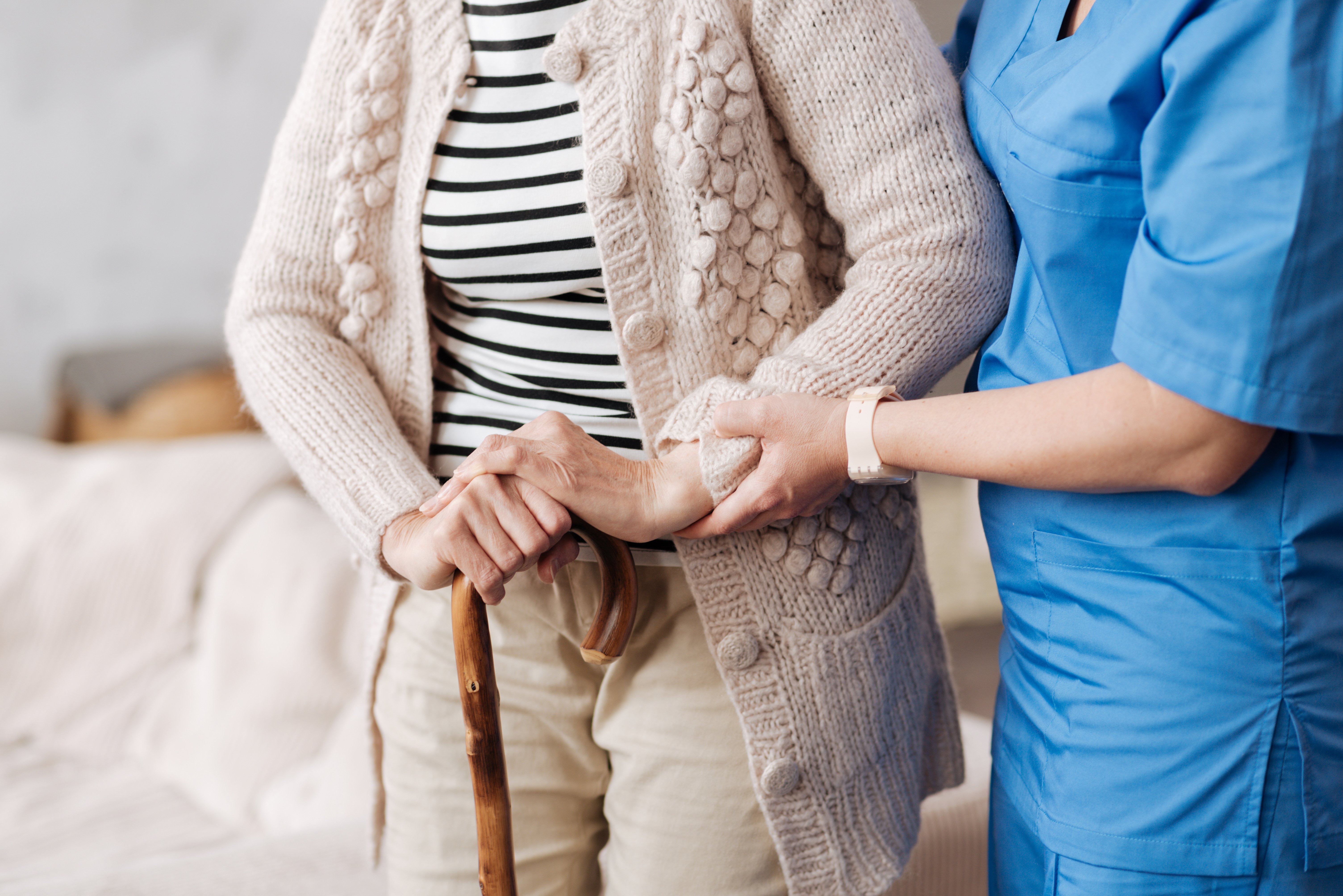 Infirmière douée aidant un patient mature.  | Photo : Shutterstock
