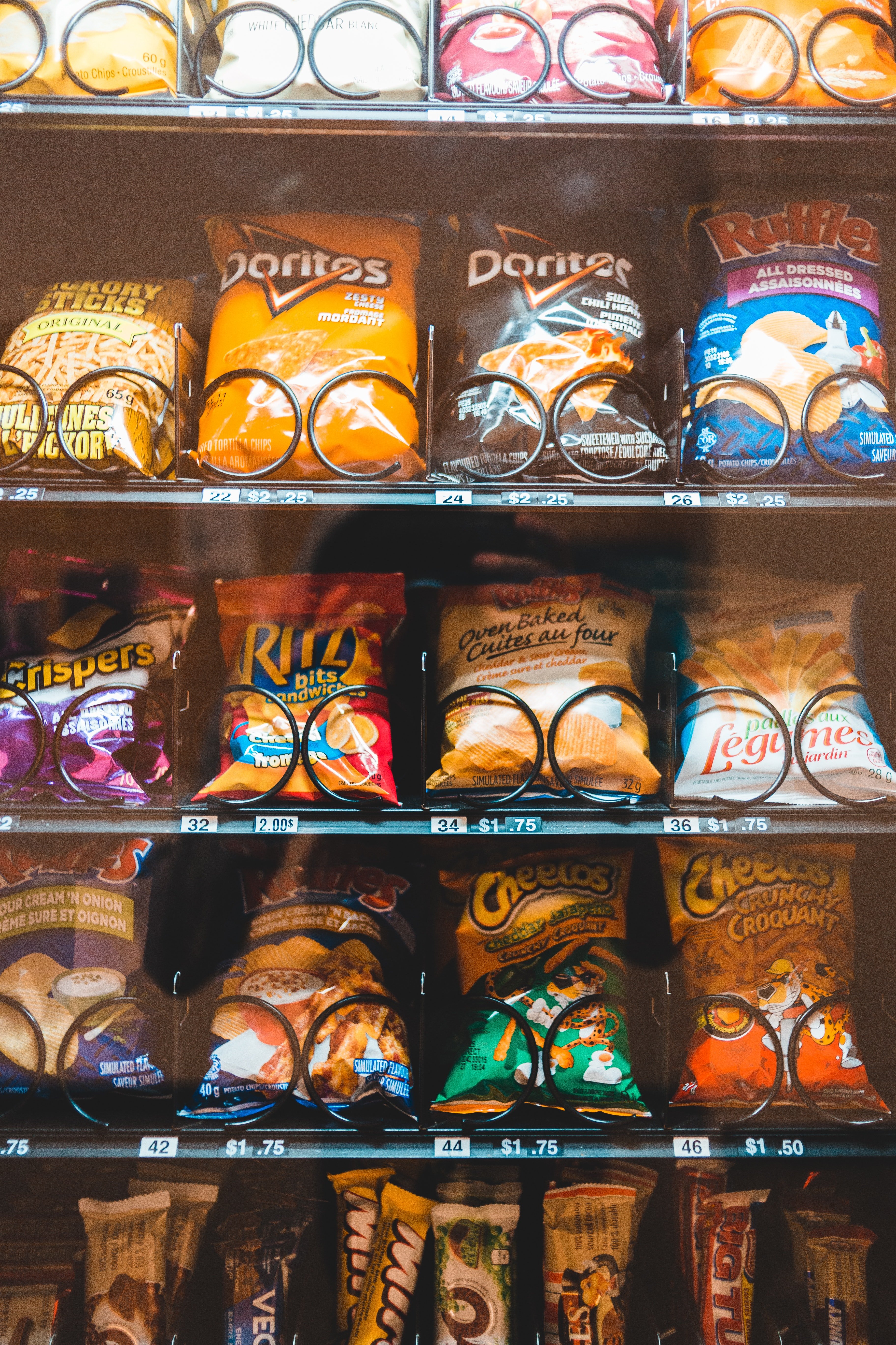 Connor made his daughter buy something from the vending machine. | Photo: Pexels
