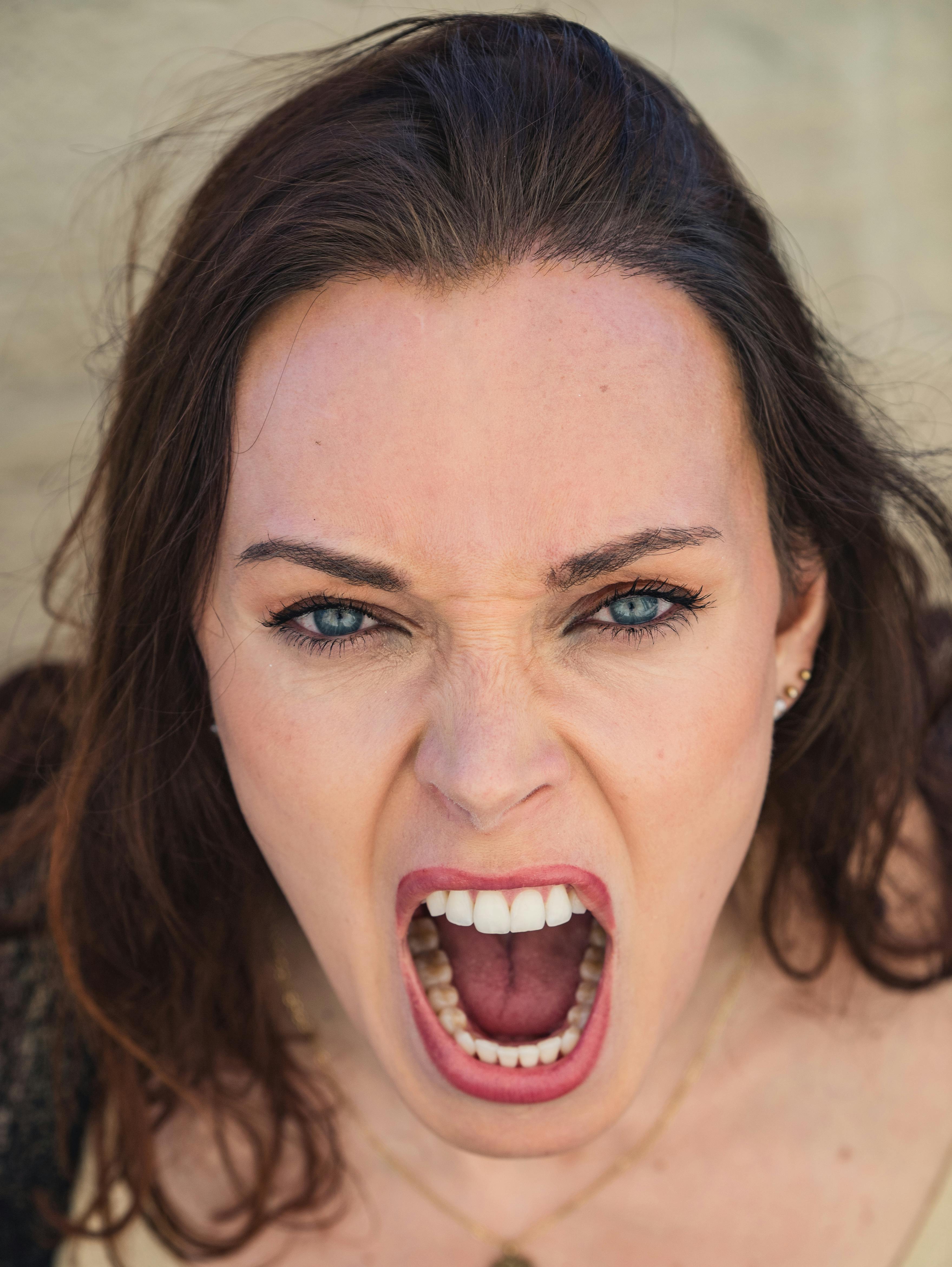 An angry woman shouting | Source: Pexels
