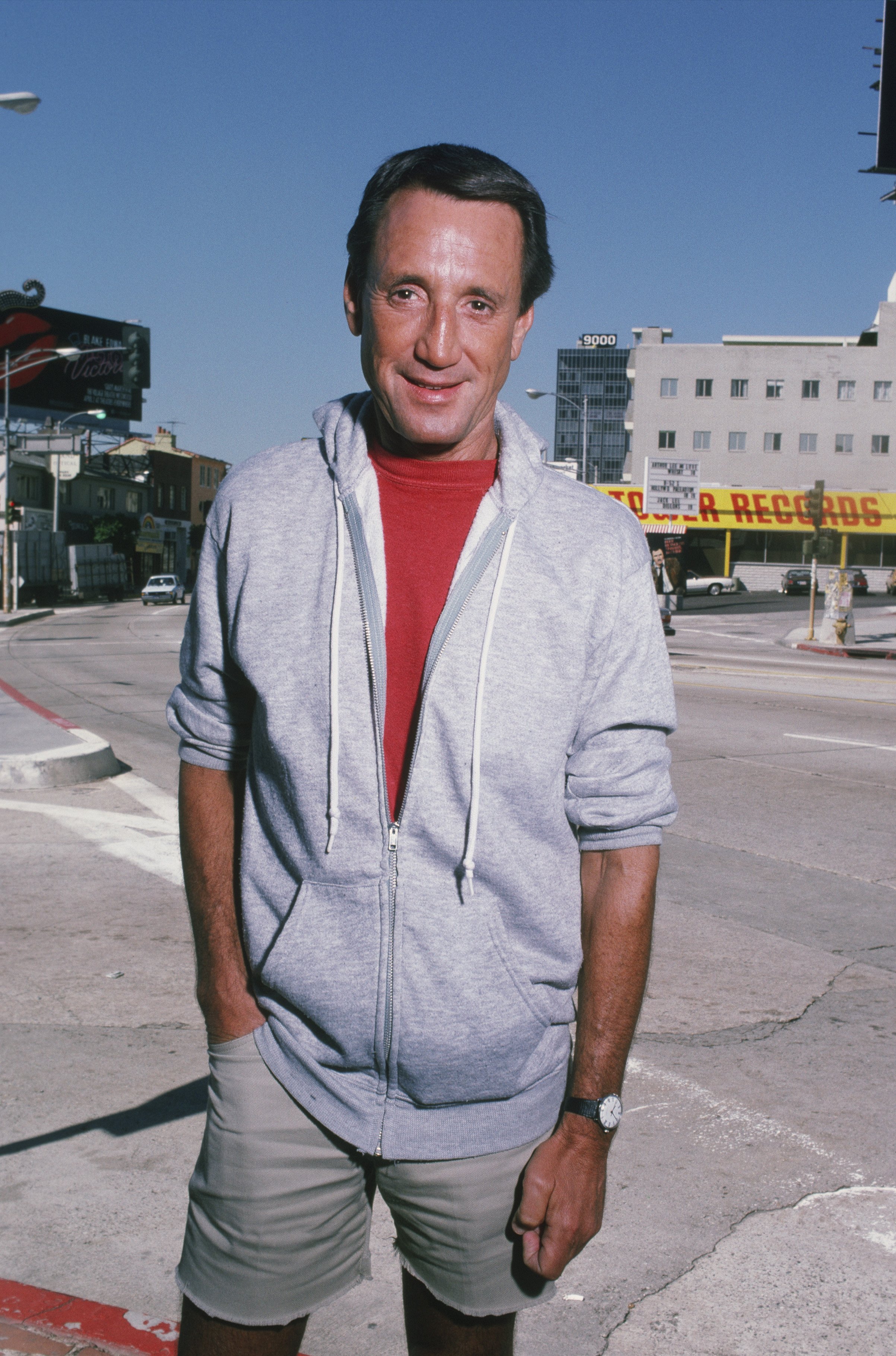 Roy Scheider poses on Sunset Blvd during a 1987 West Hollywood, California, photo portrait session | Photo: Getty Images