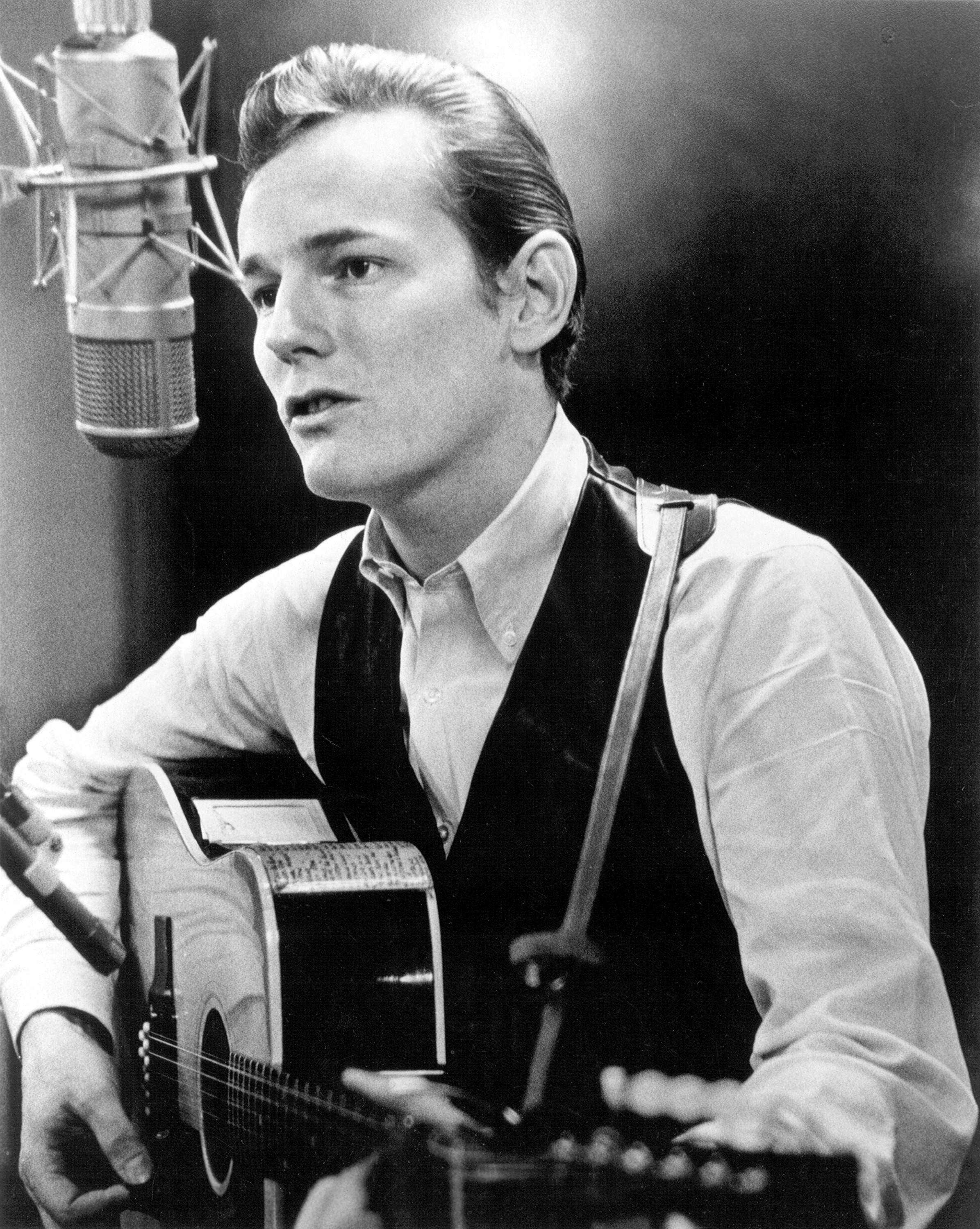 Gordon Lightfoot in a recording studio, circa 1965. | Source: Getty Images