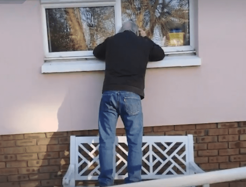 Padraig Byrne trying to get a glimpse of his brother Francis on April 1, 2020, at St Luke’s Hospital in Rathgar. | Photo: Twitter/RTÉ Radio 1