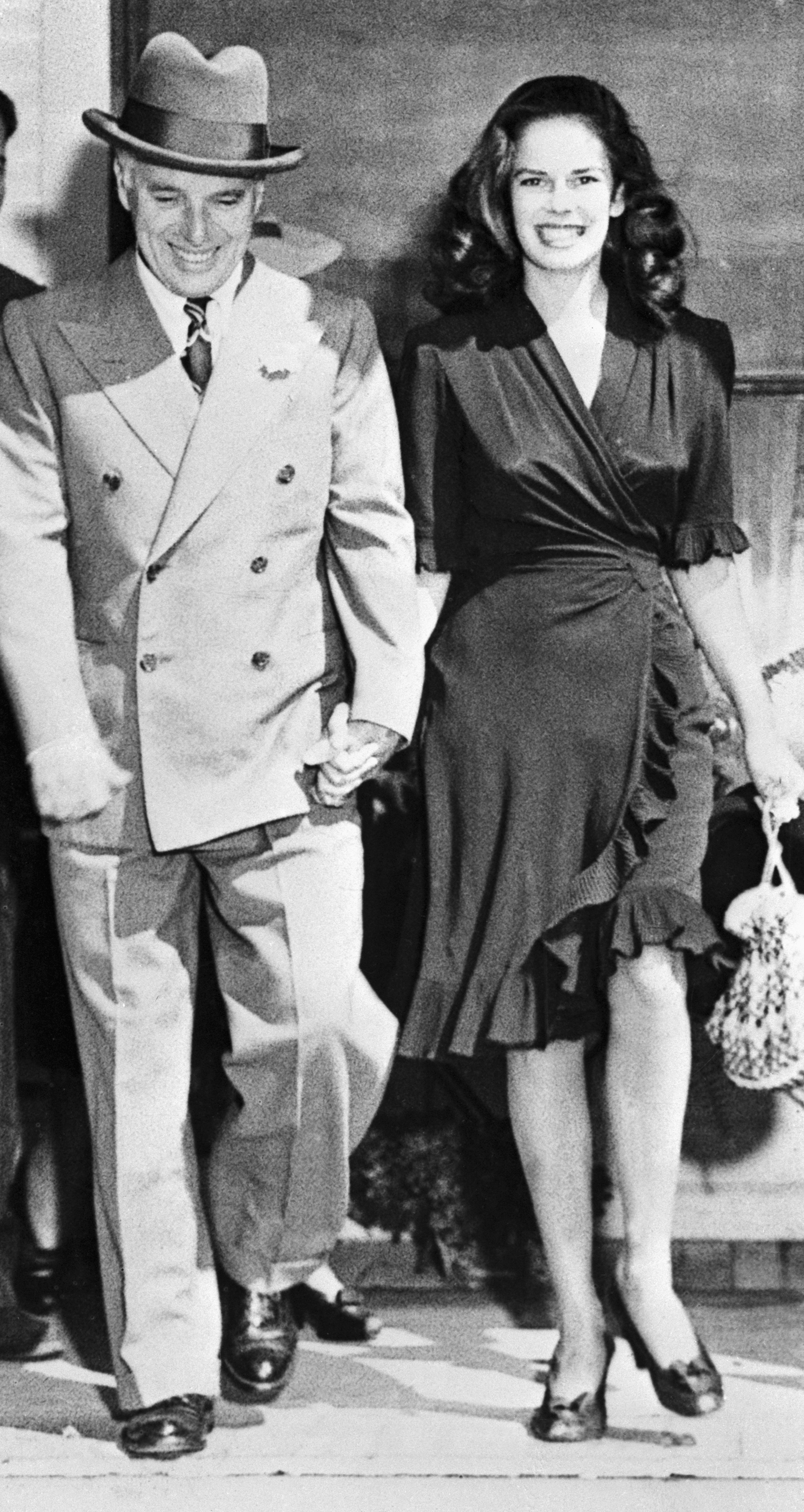 Charlie and Oona Chaplin after their wedding on June 17, 1943, in Carpinteria, California | Source: Getty Images