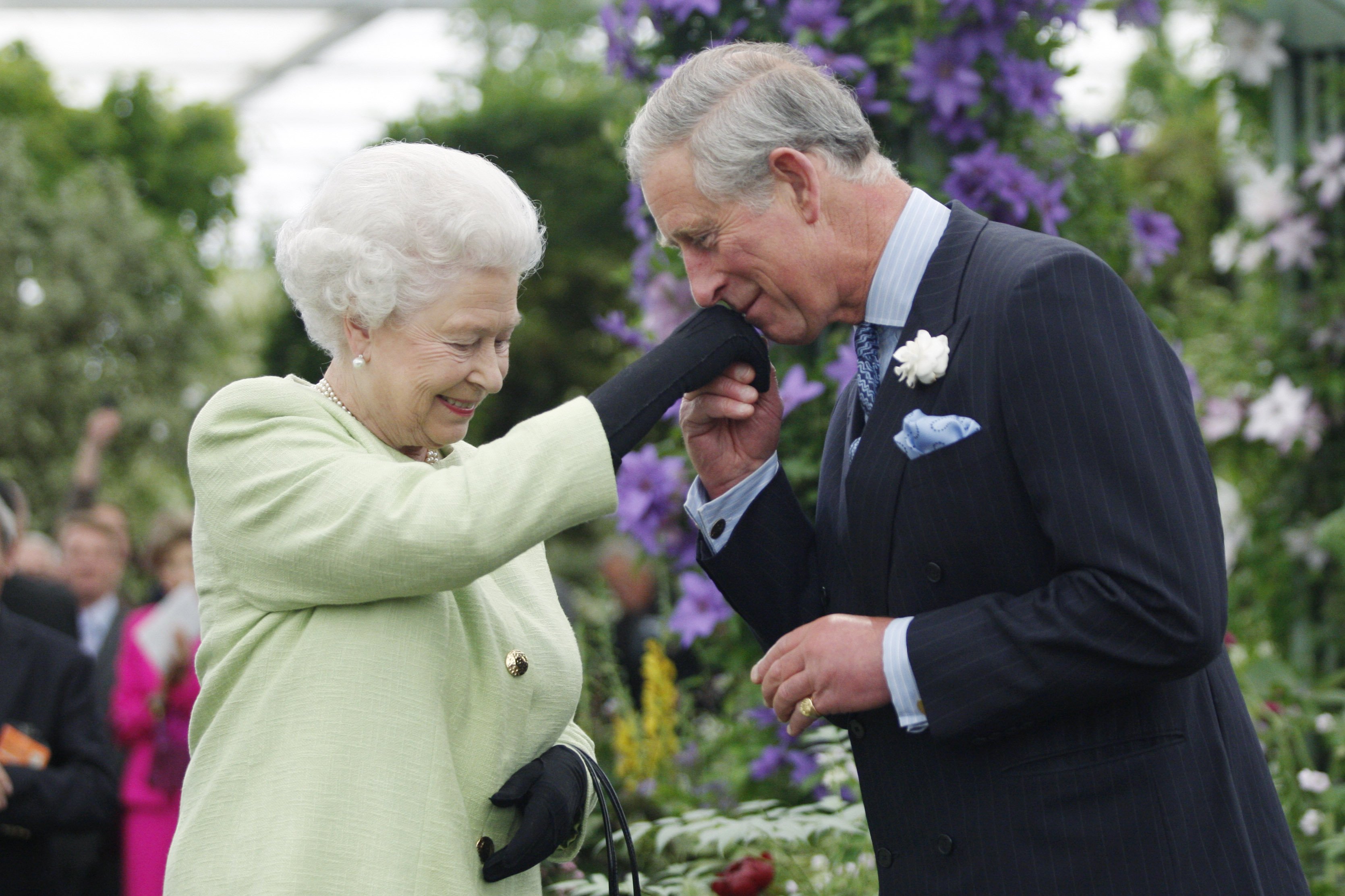 Königin Elizabeth II. überreicht Prinz Charles, Prince of Wales, die Victoria Medal of Honour der Royal Horticultural Society während eines Besuchs der Chelsea Flower Show am 18. Mai 2009 in London. | Quelle: Getty Images