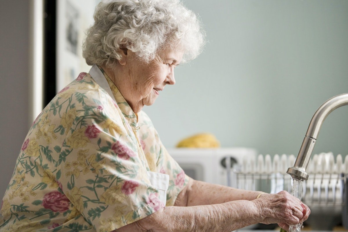 Abuela sale a tomar sol en plena cuarentena guardando el distanciamiento social