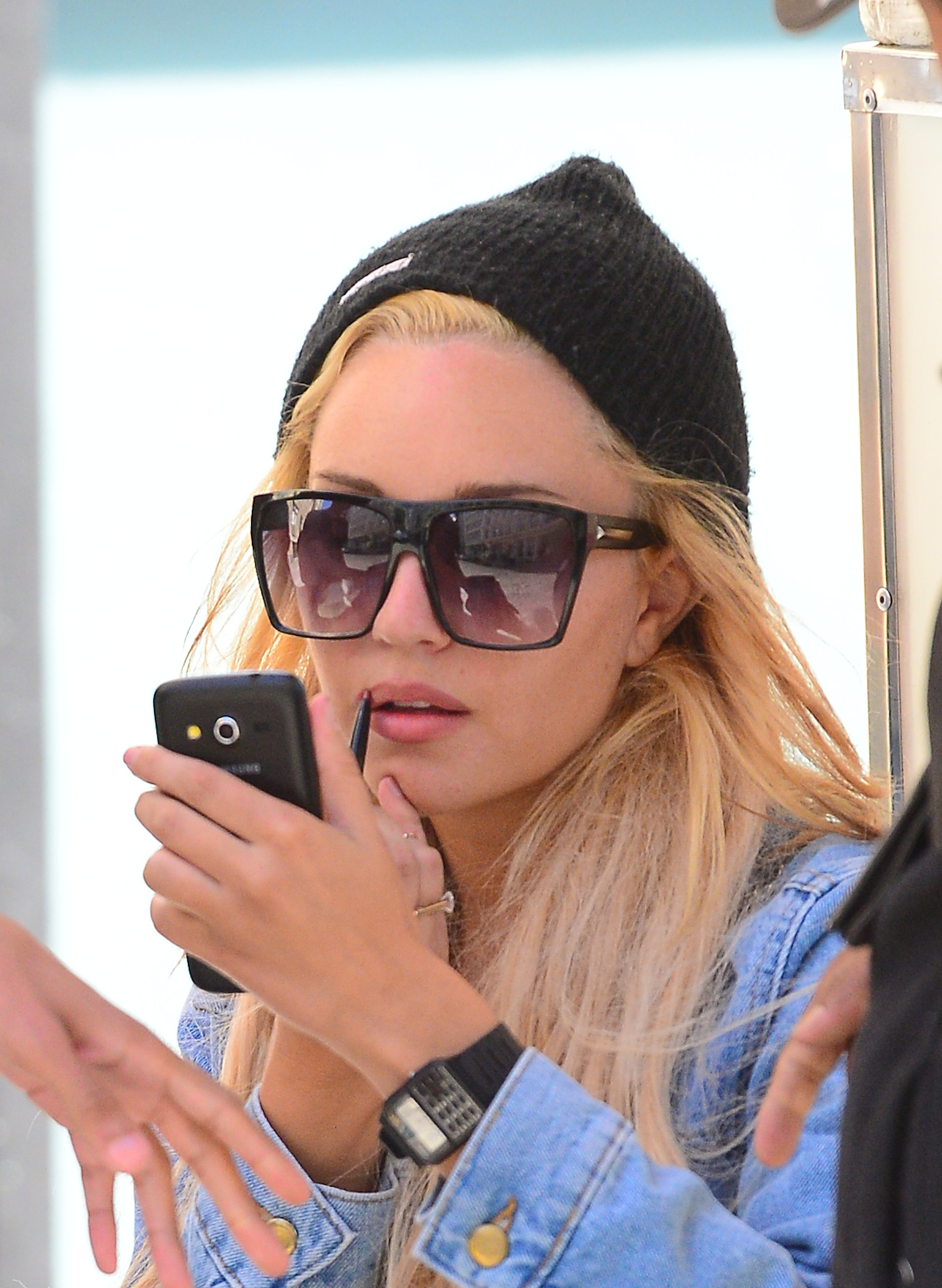 Amanda Bynes seen doing her makeup in Soho on October 6, 2014 | Source: Getty Images